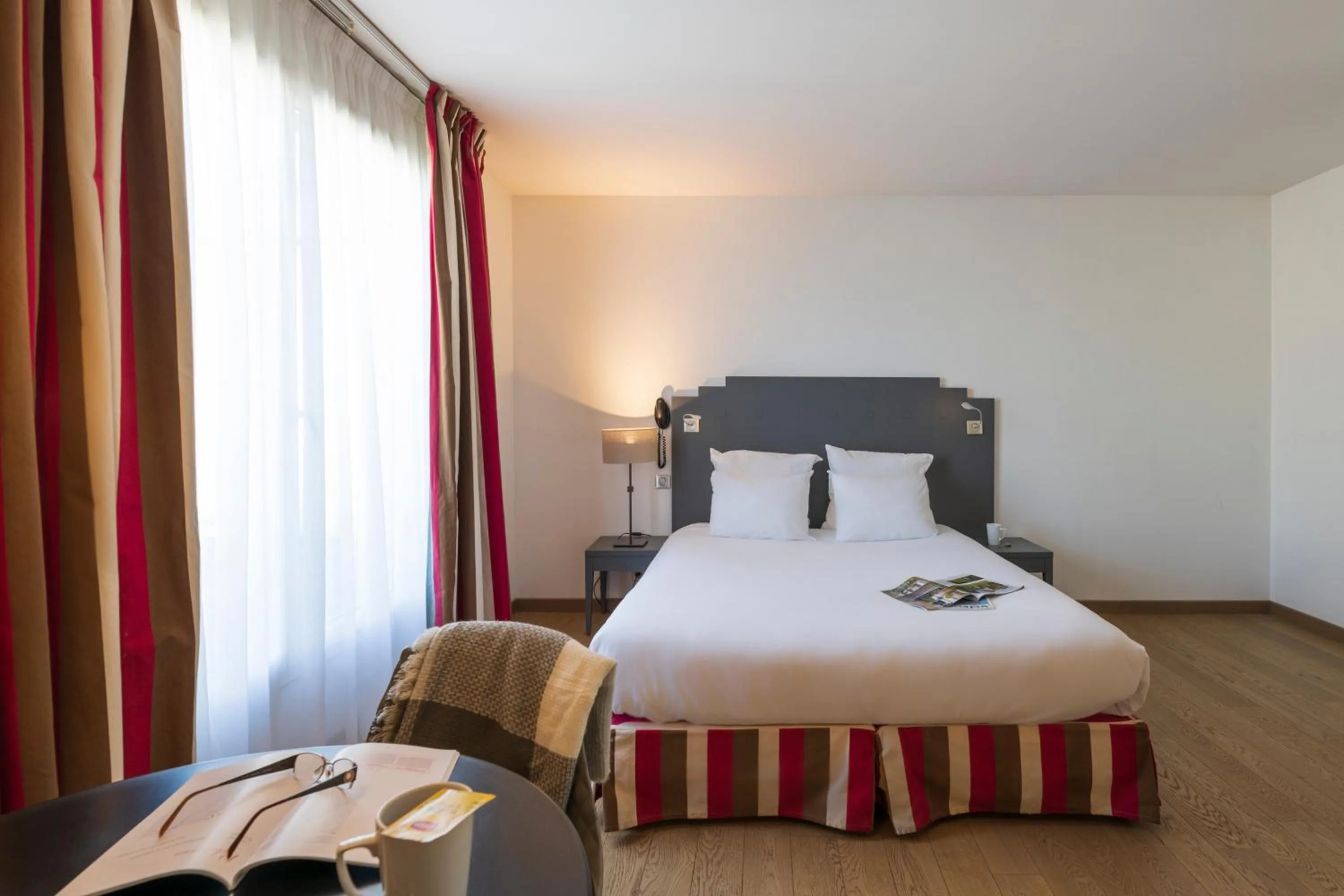 Bedroom, Bed in Hotel Cerise Chatou