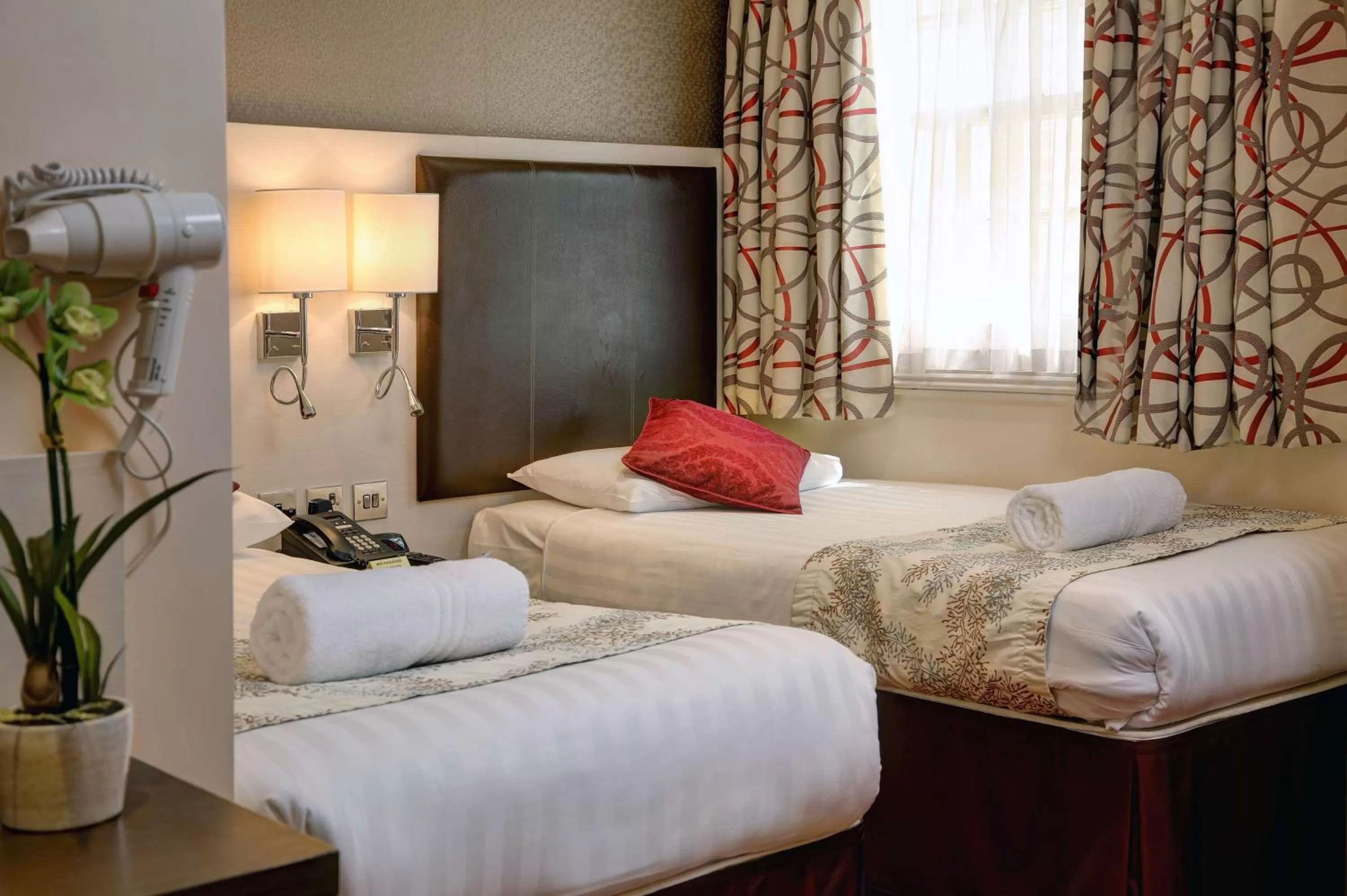 Photo of the whole room, Bed in Best Western Buckingham Palace Rd