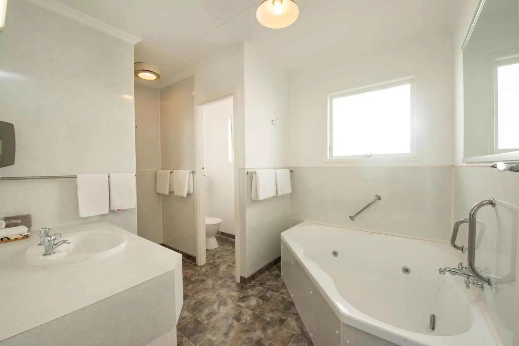 Toilet, Bathroom in Amber Court Motel