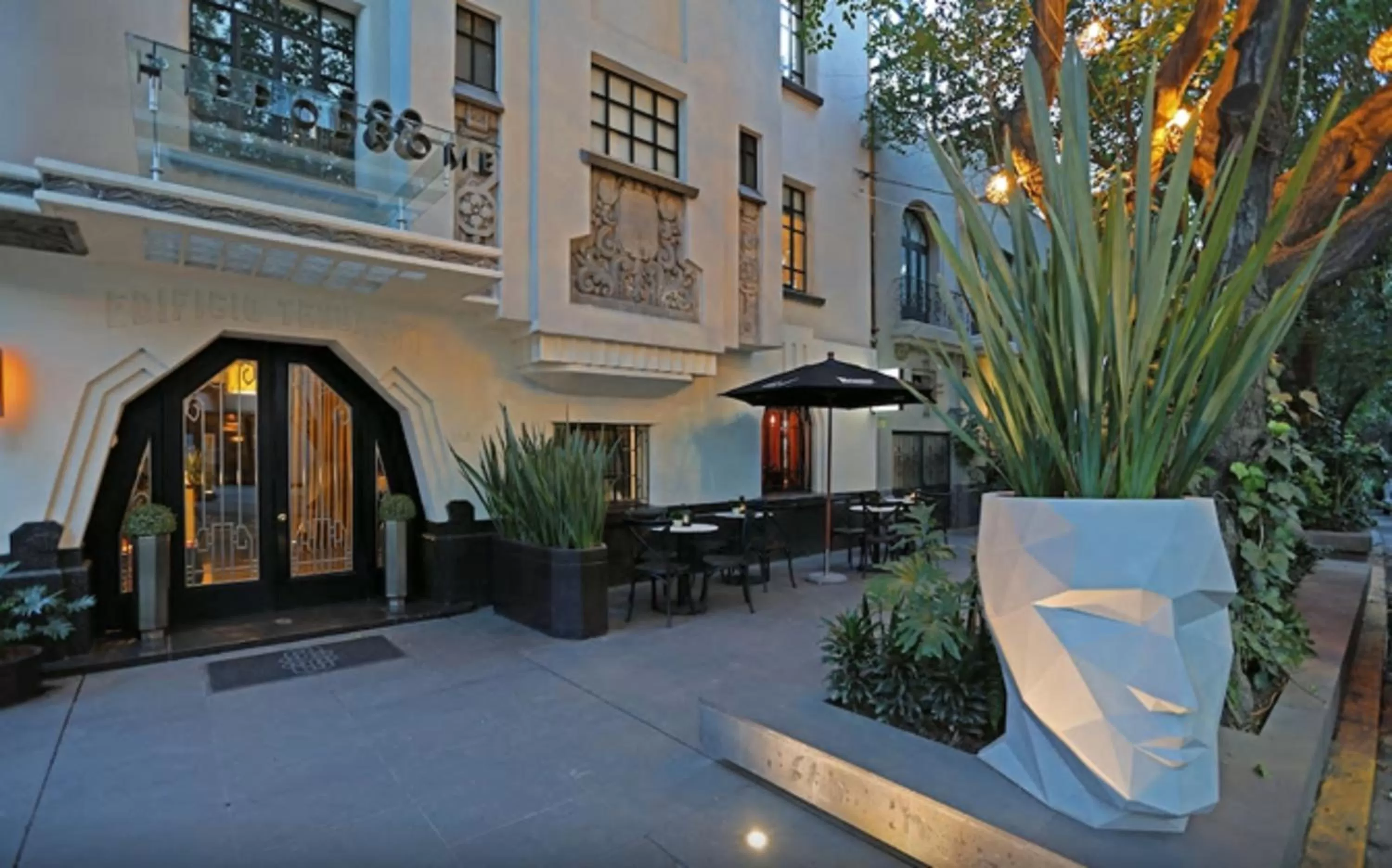 Facade/entrance in Hippodrome Hotel Condesa