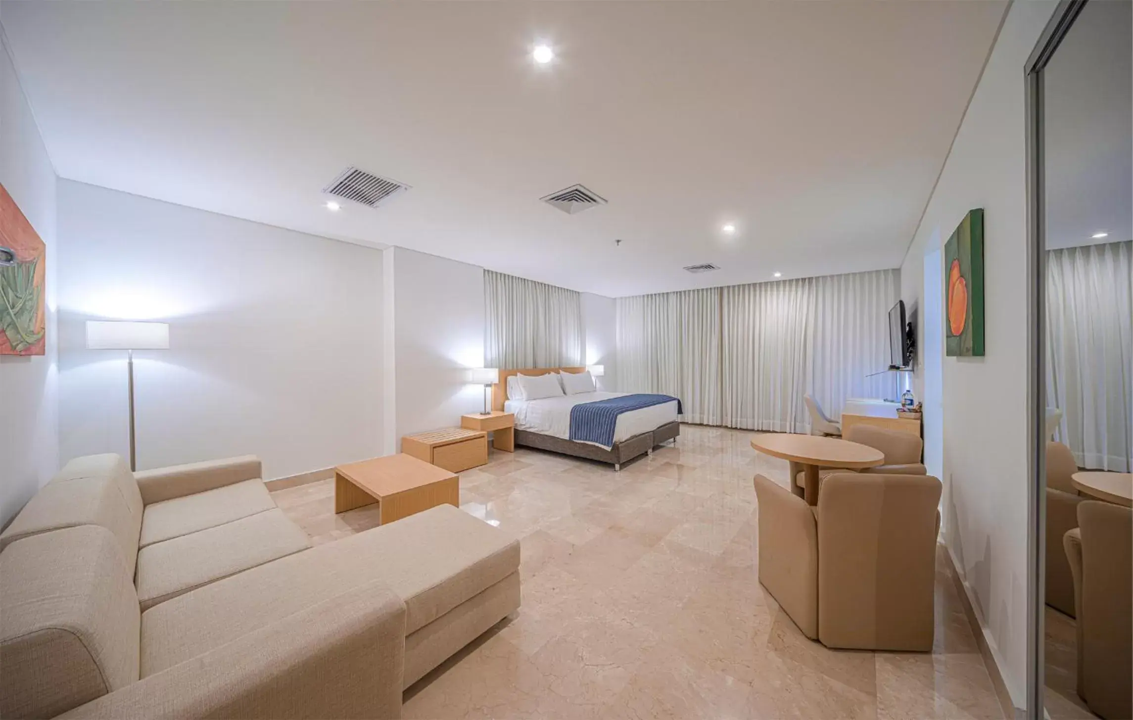 Bed, Seating Area in Hotel Dann Carlton Barranquilla y Centro de Convenciones