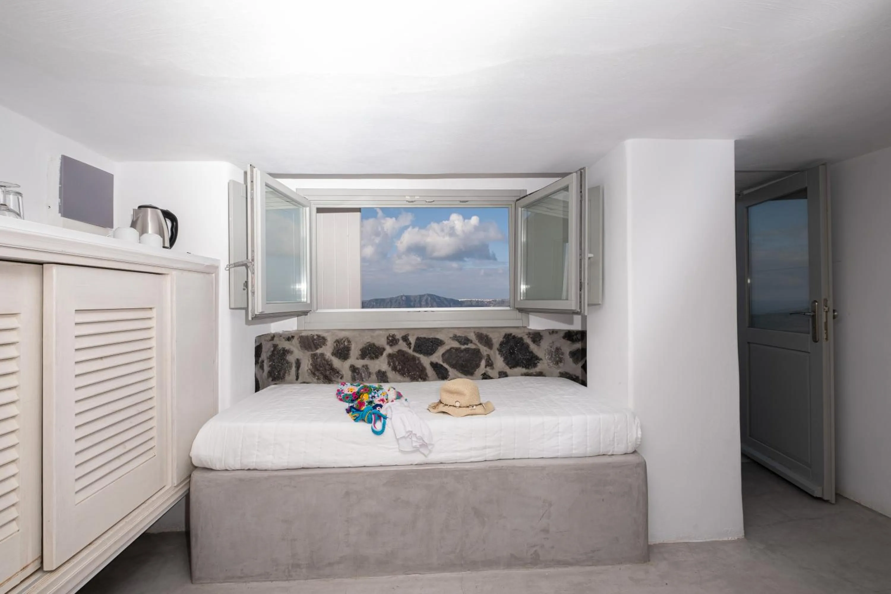 Bed in Loucas on the Cliff