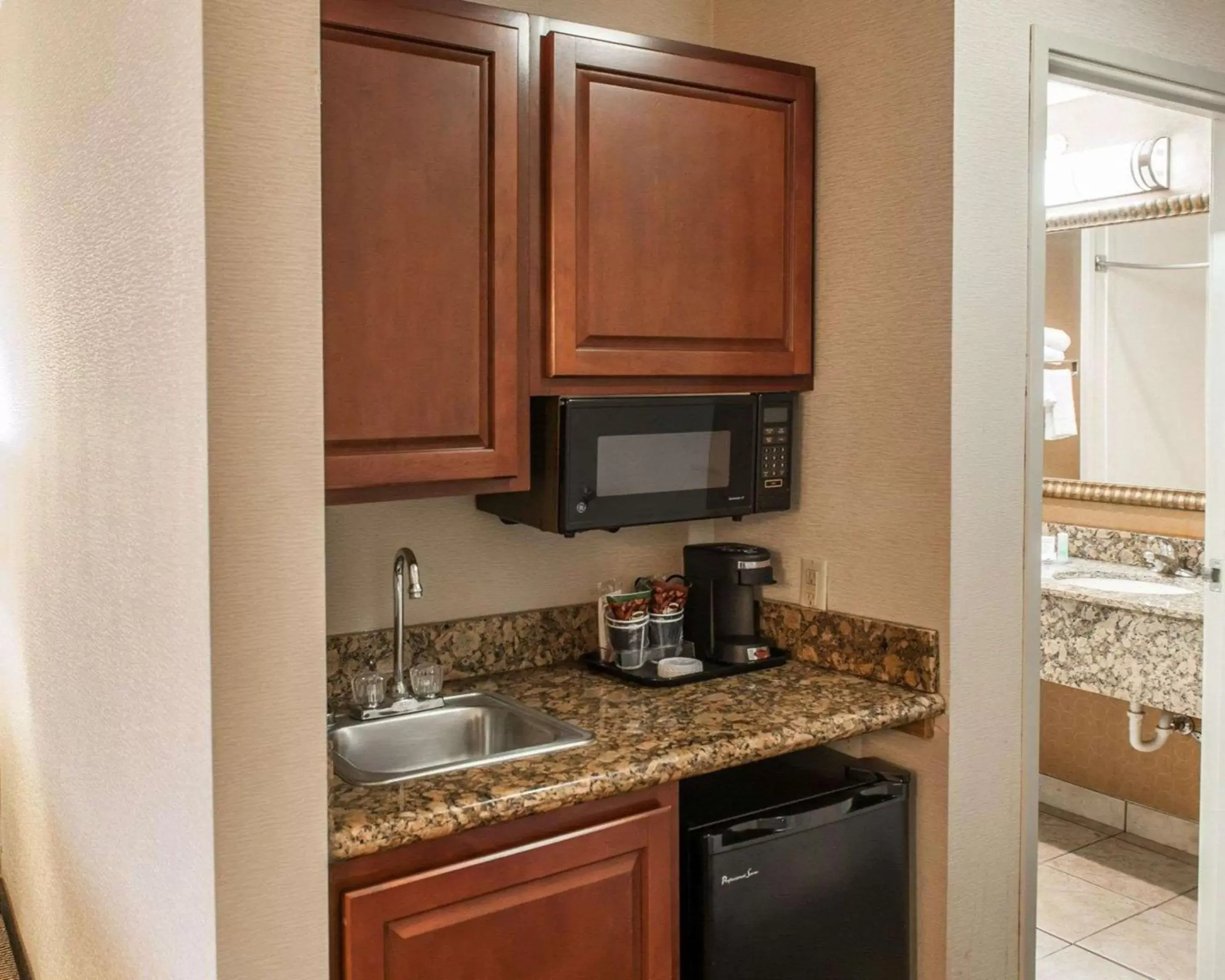 Photo of the whole room, Kitchen/Kitchenette in Comfort Inn Indianapolis South I-65