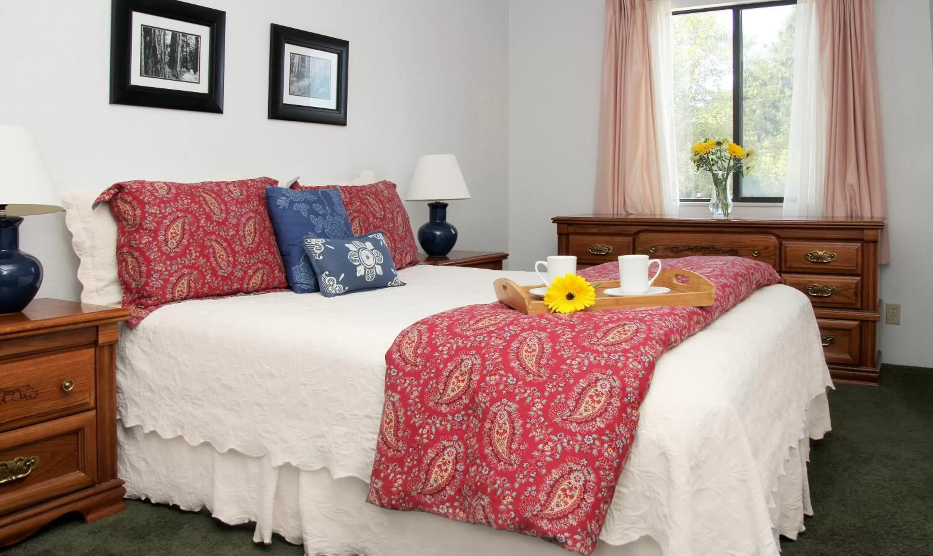 Bedroom, Bed in Redwood Suites