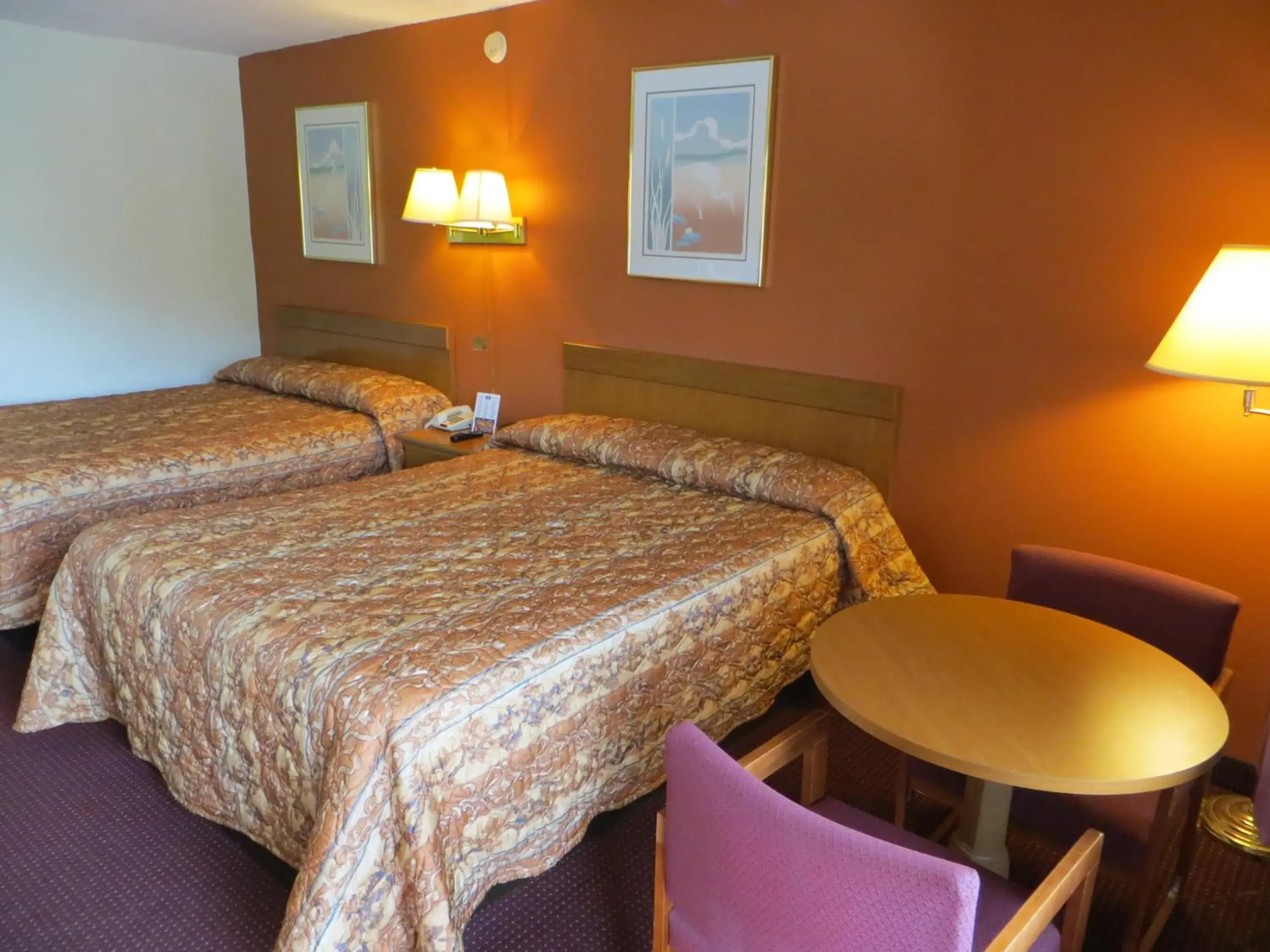 Bed in Americas Best Value Inn Cartersville