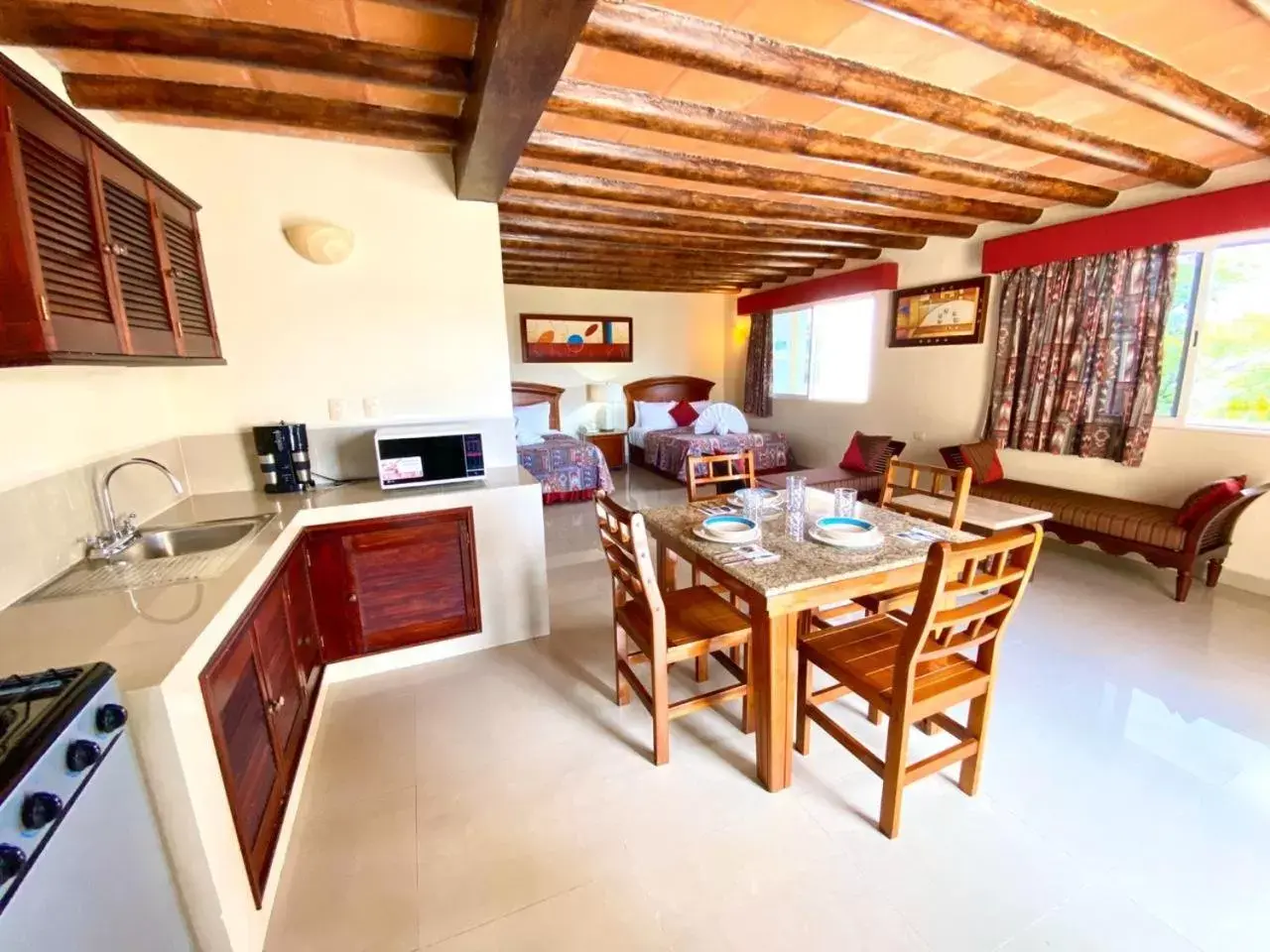 Kitchen or kitchenette, Dining Area in Hotel El Campanario Playa del Carmen