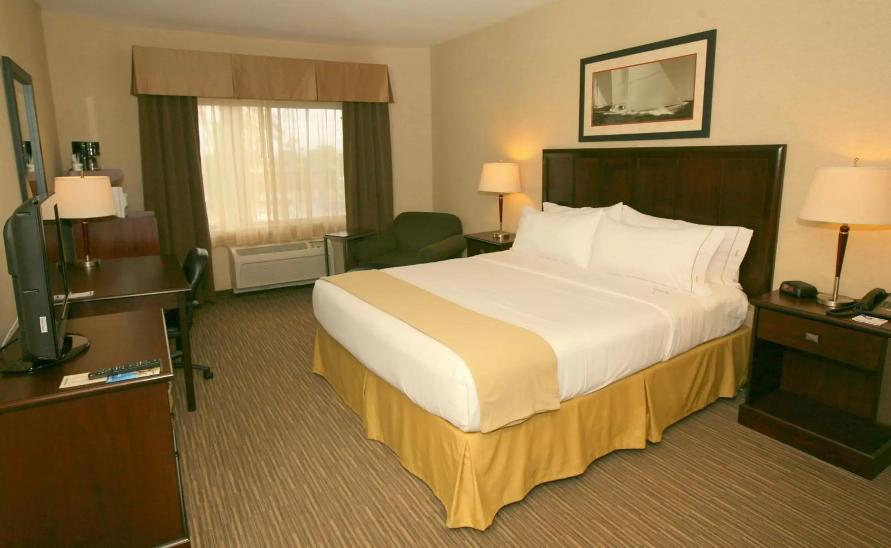 Photo of the whole room, Bed in Holiday Inn Express San Diego South - Chula Vista, an IHG Hotel