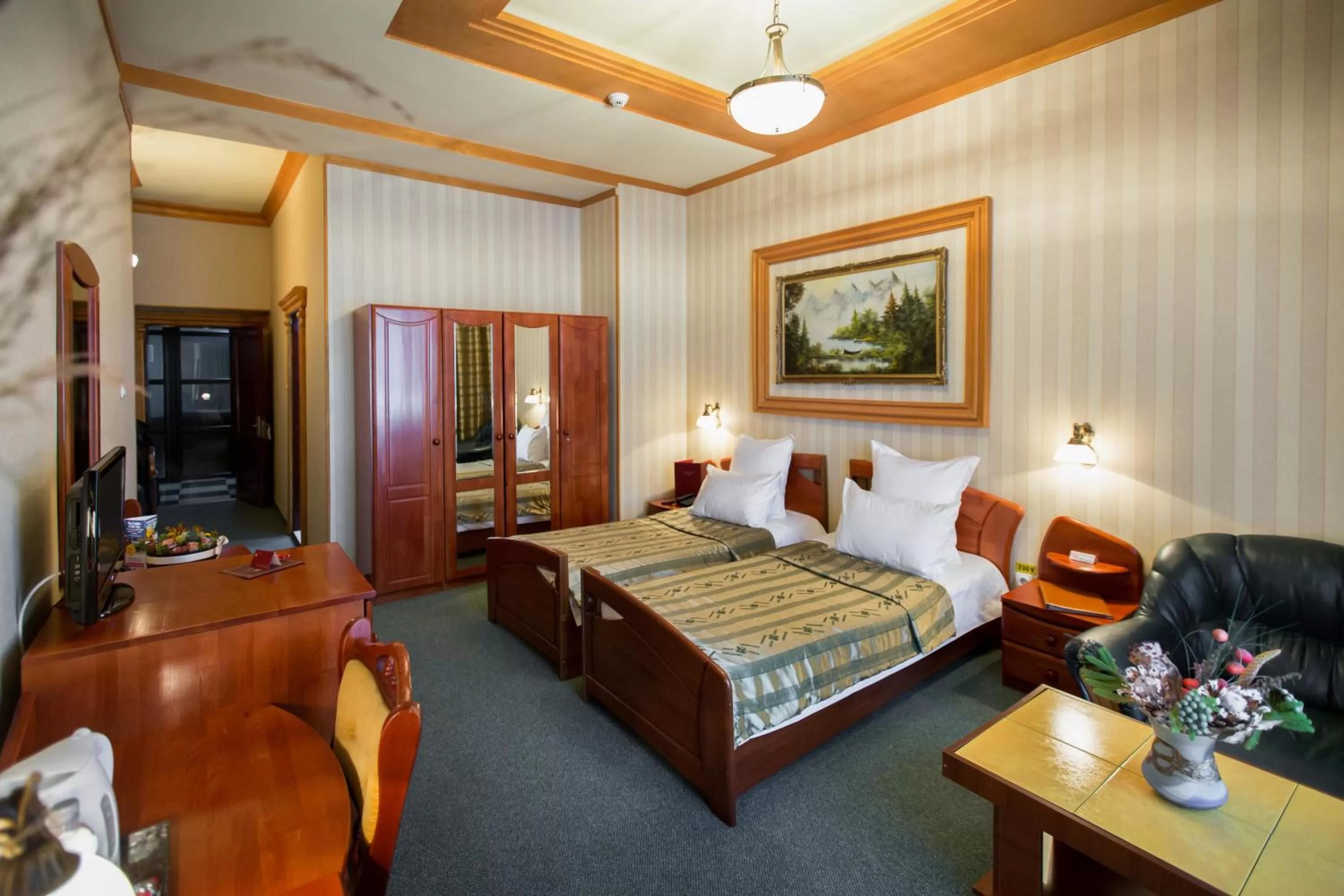 Bed in Bucharest Comfort Suites Hotel