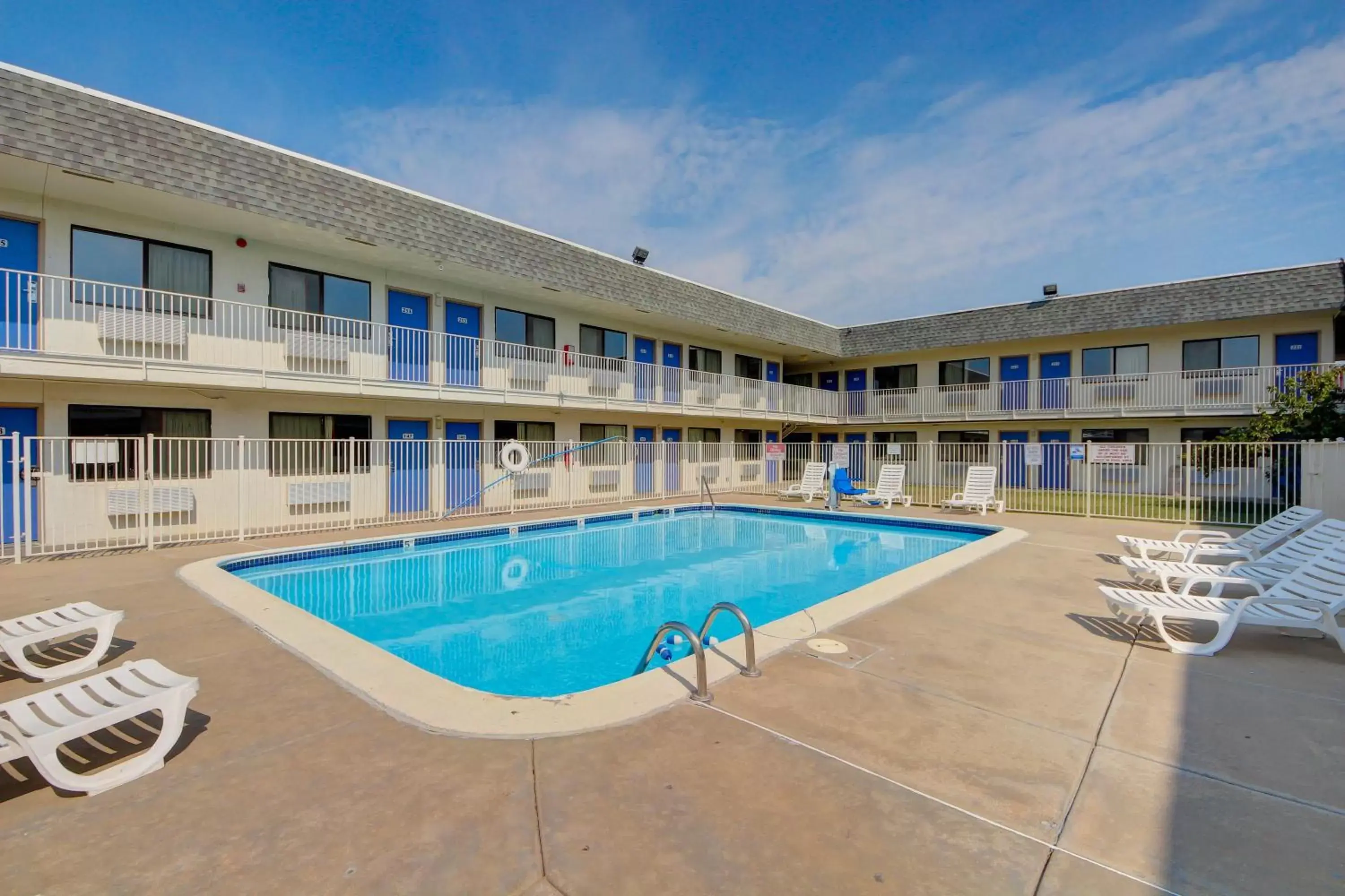 Swimming pool, Property Building in Motel 6-Wichita, KS - AIRPORT