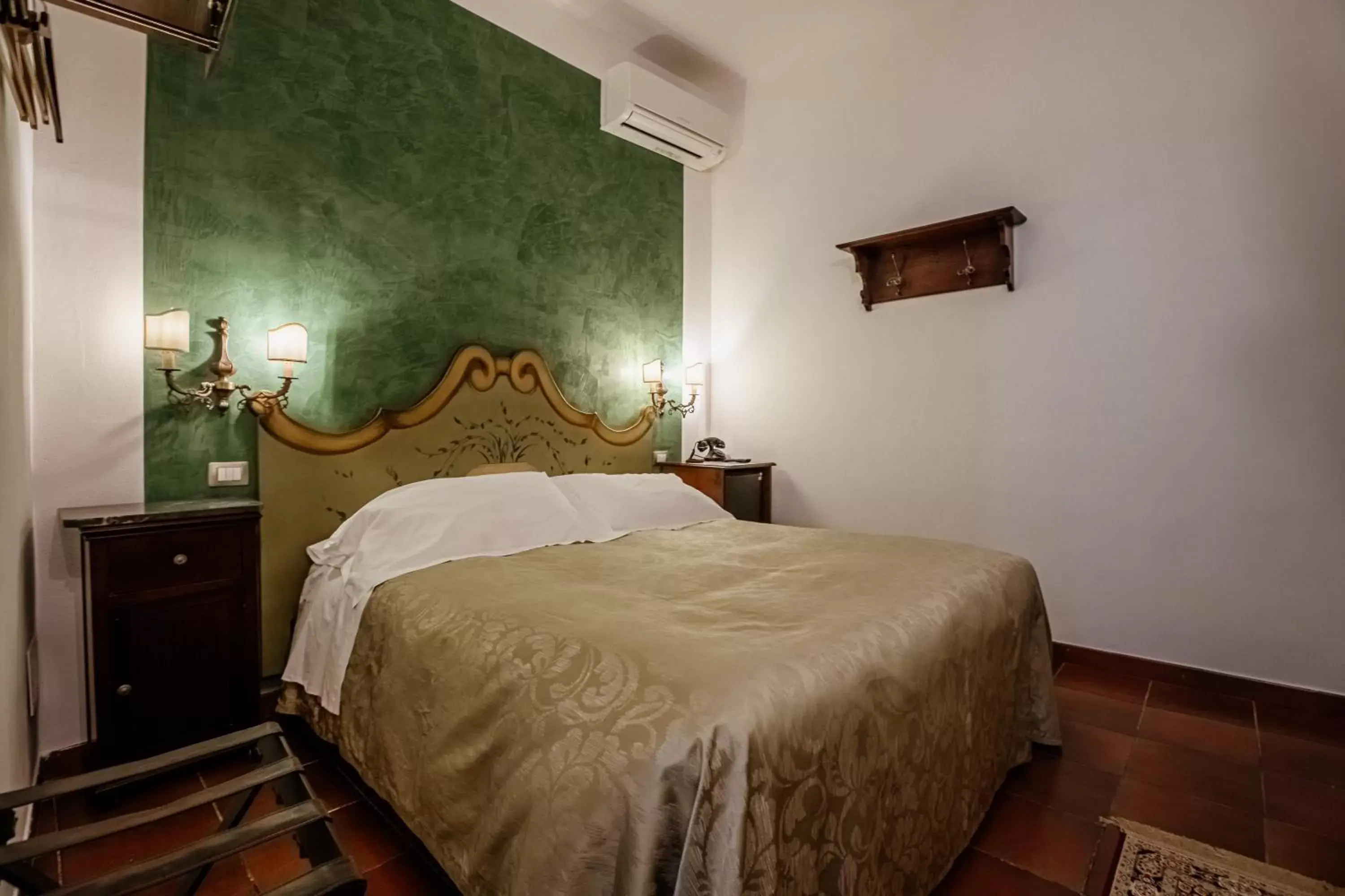 Bedroom, Bed in Palazzo Giunta - Porta Marina Ortigia