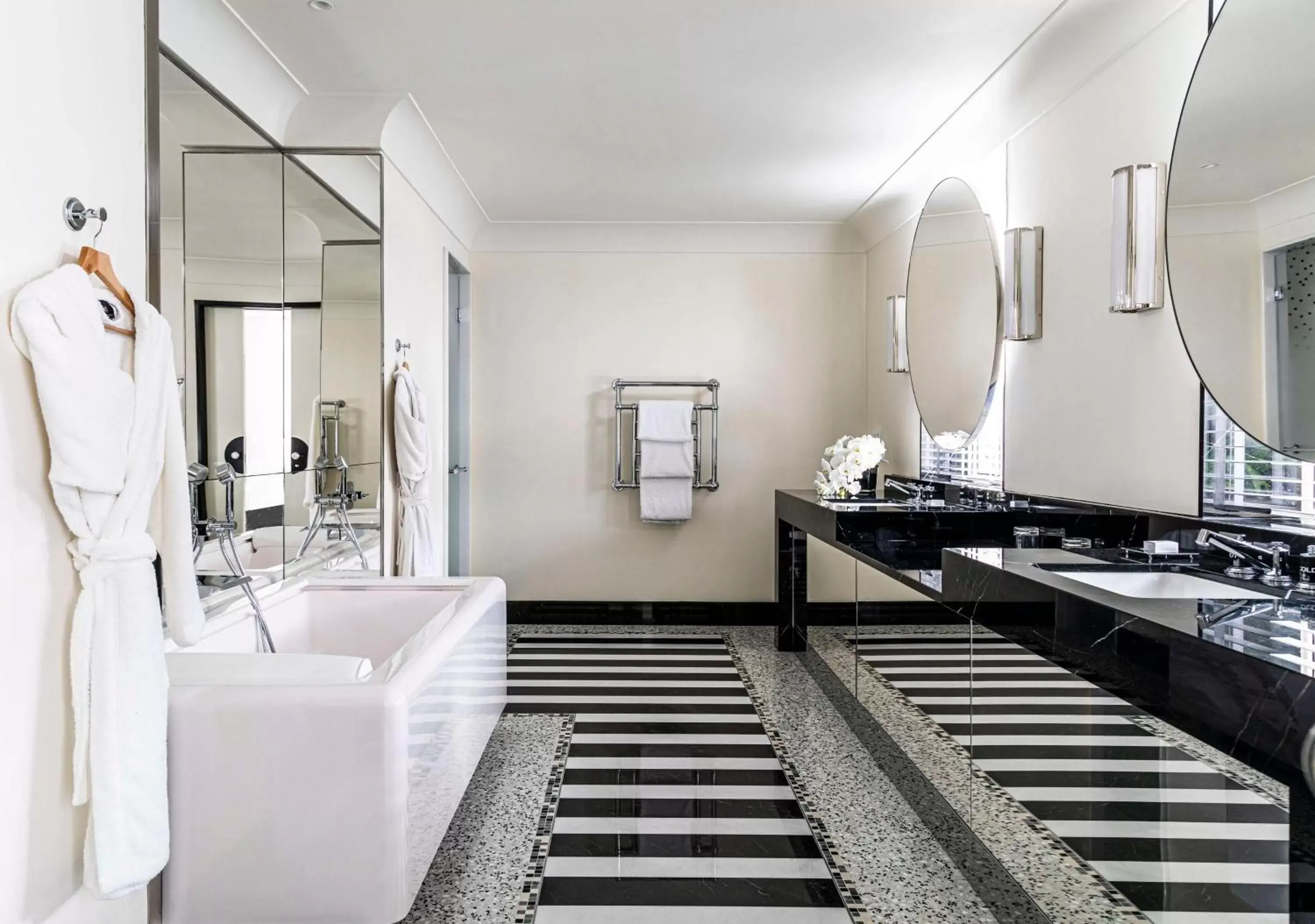 Photo of the whole room, Bathroom in Hôtel Martinez, in The Unbound Collection by Hyatt