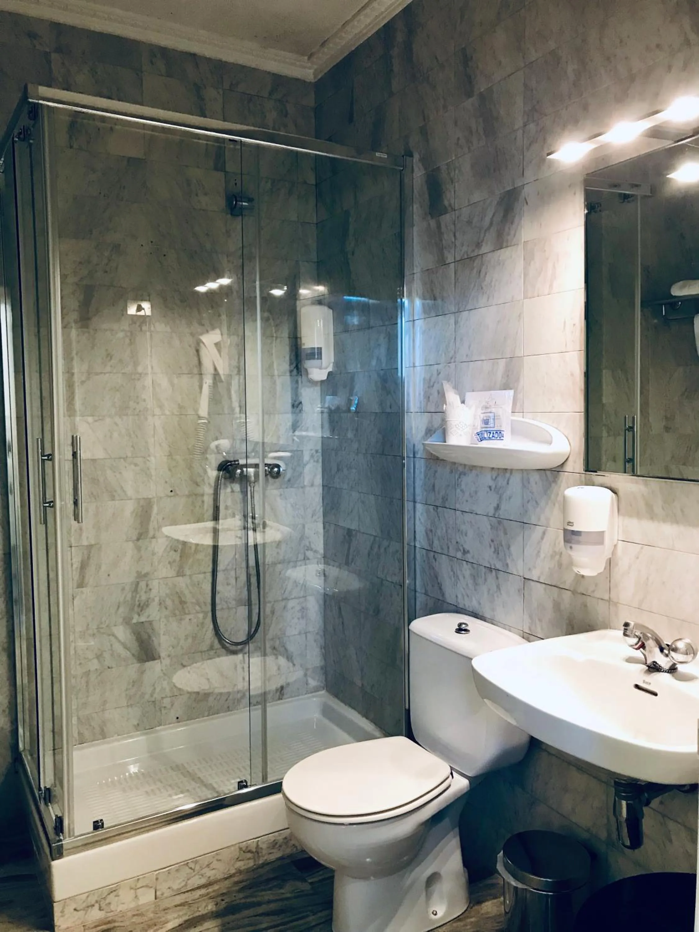 Shower in Hotel Olajauregi