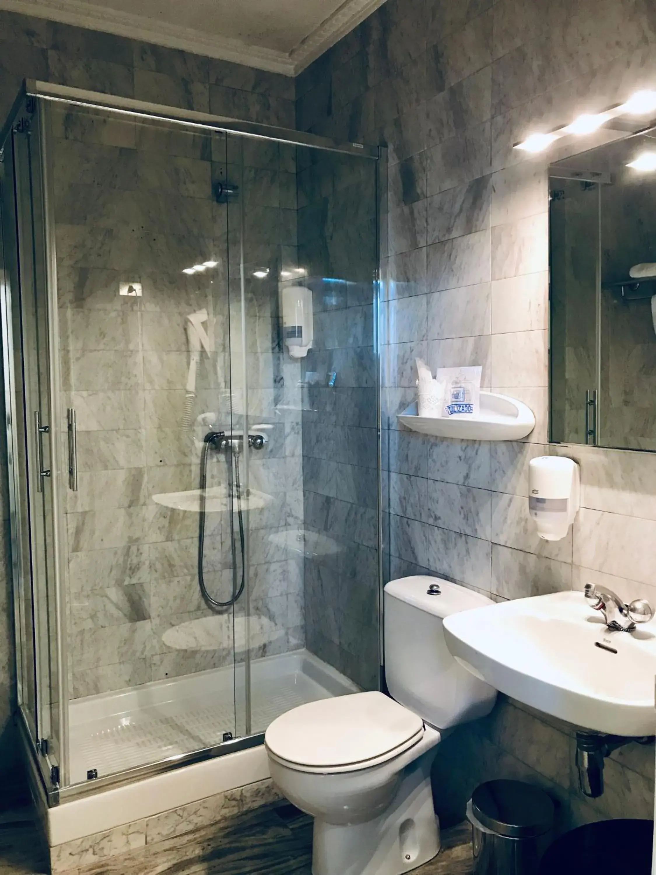 Shower, Bathroom in Hotel Olajauregi