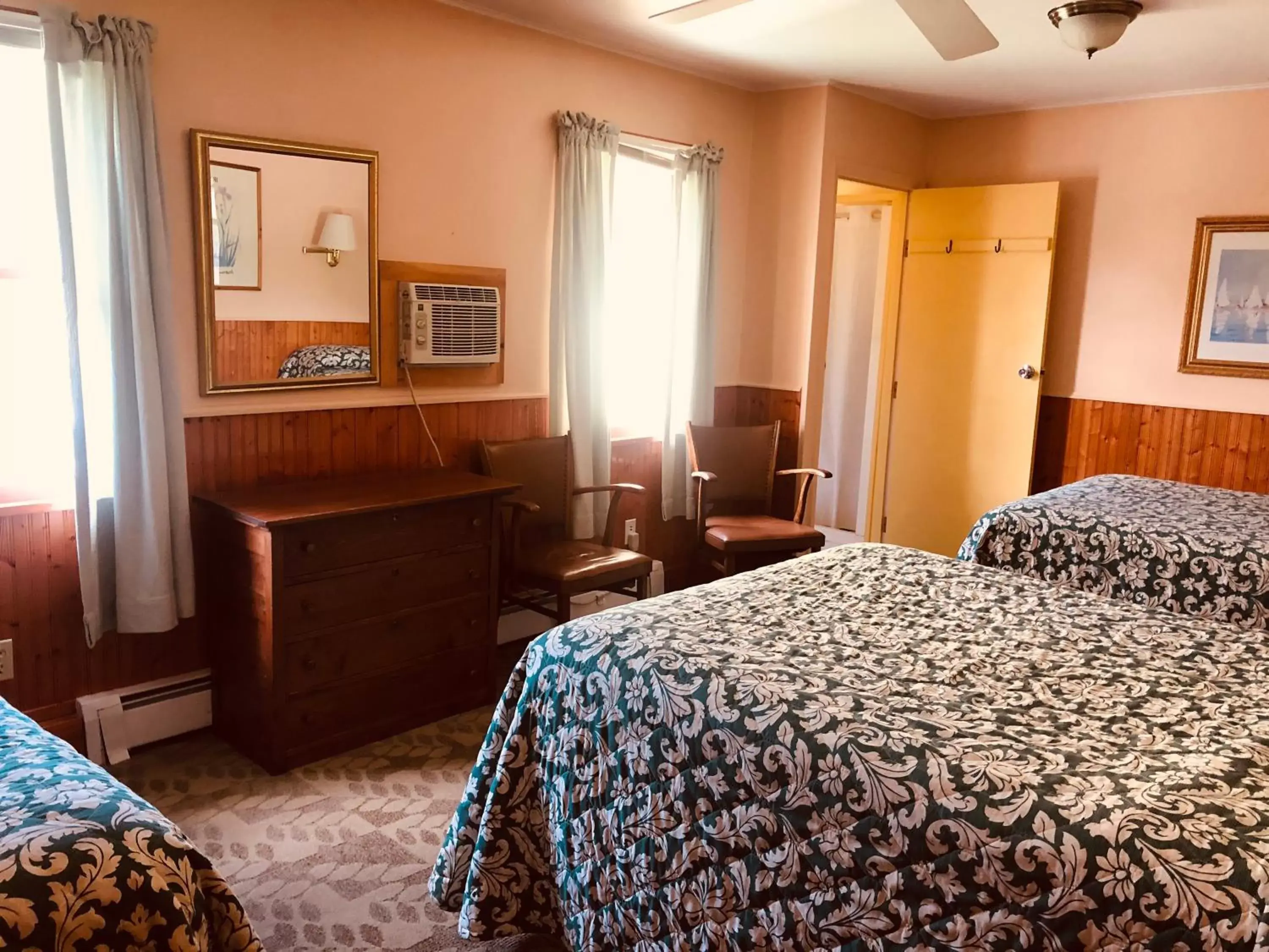 Photo of the whole room, Bed in Gray Ghost Inn