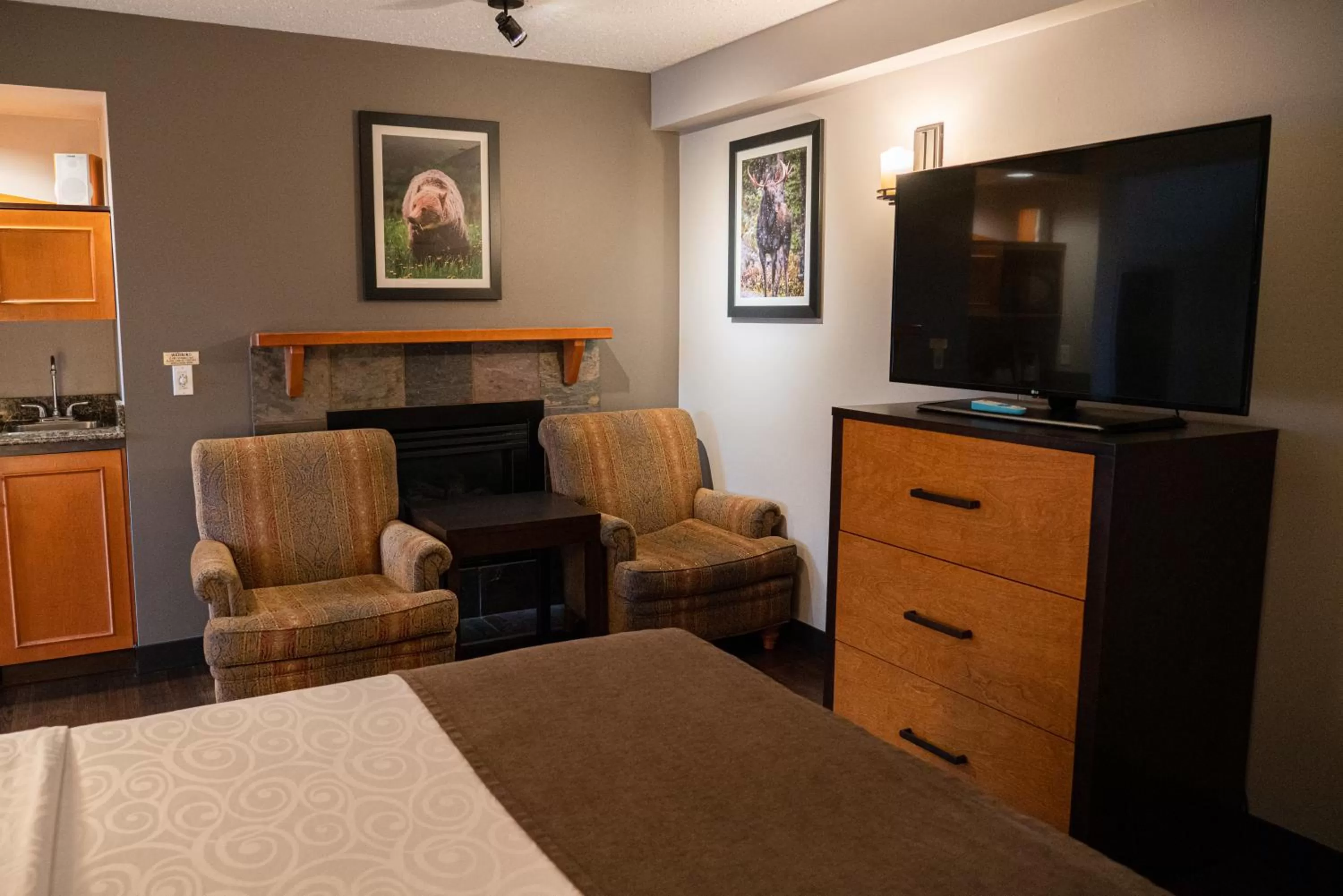 TV and multimedia in Pocaterra Inn & Waterslide