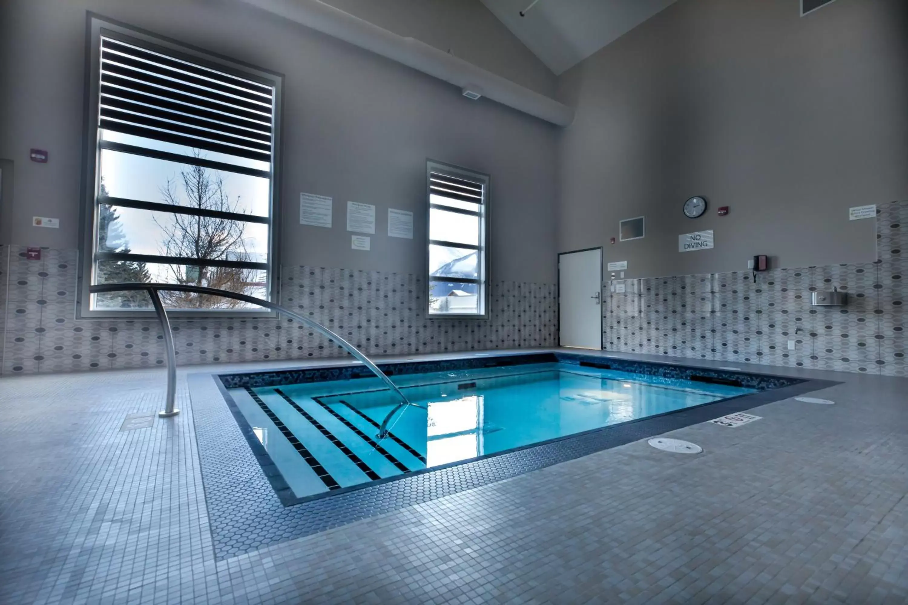 Hot Tub, Swimming Pool in Super 8 by Wyndham Canmore
