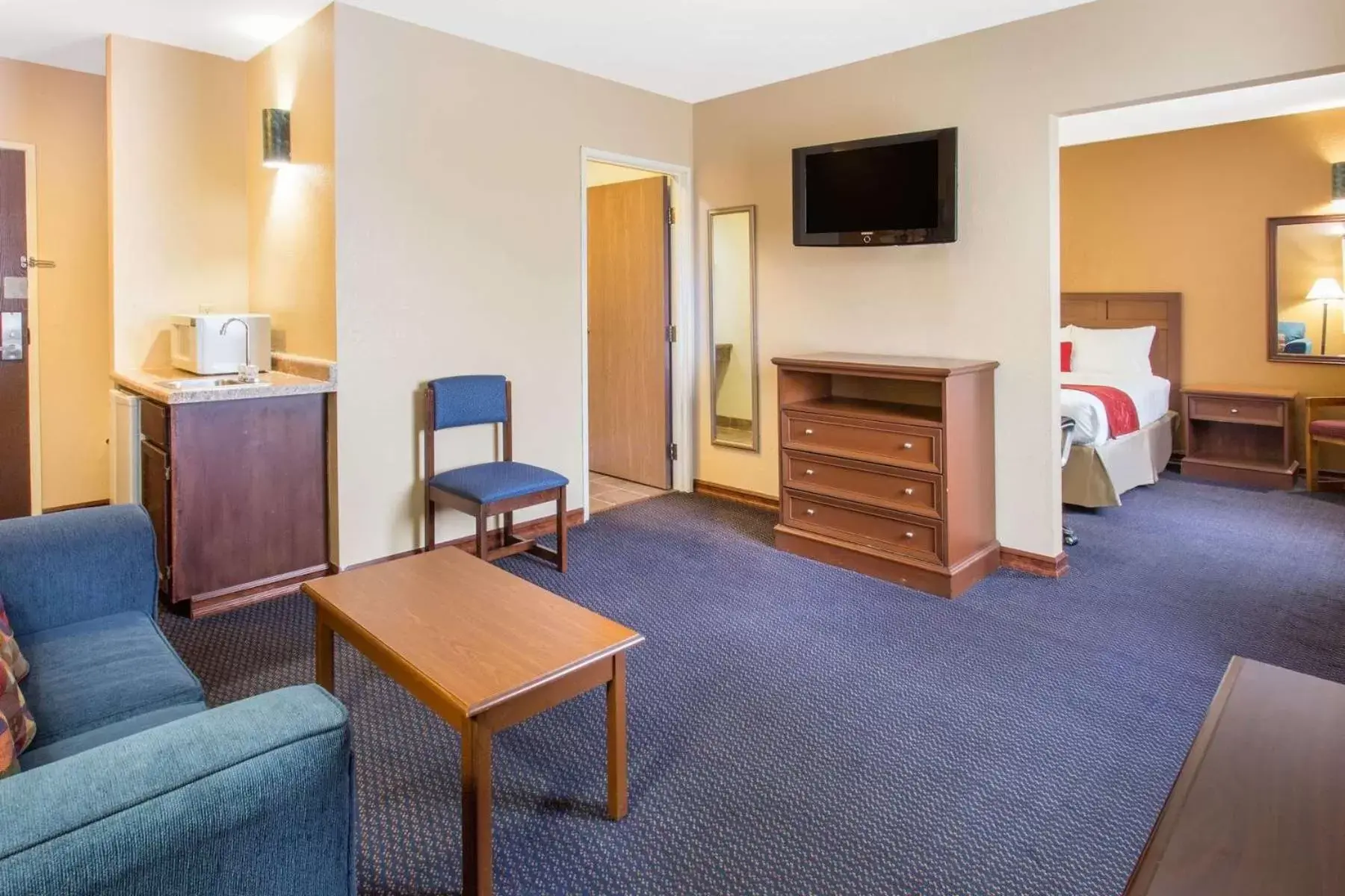 Bed in Baymont by Wyndham Waukesha Bed in Baymont by Wyndham Waukesha