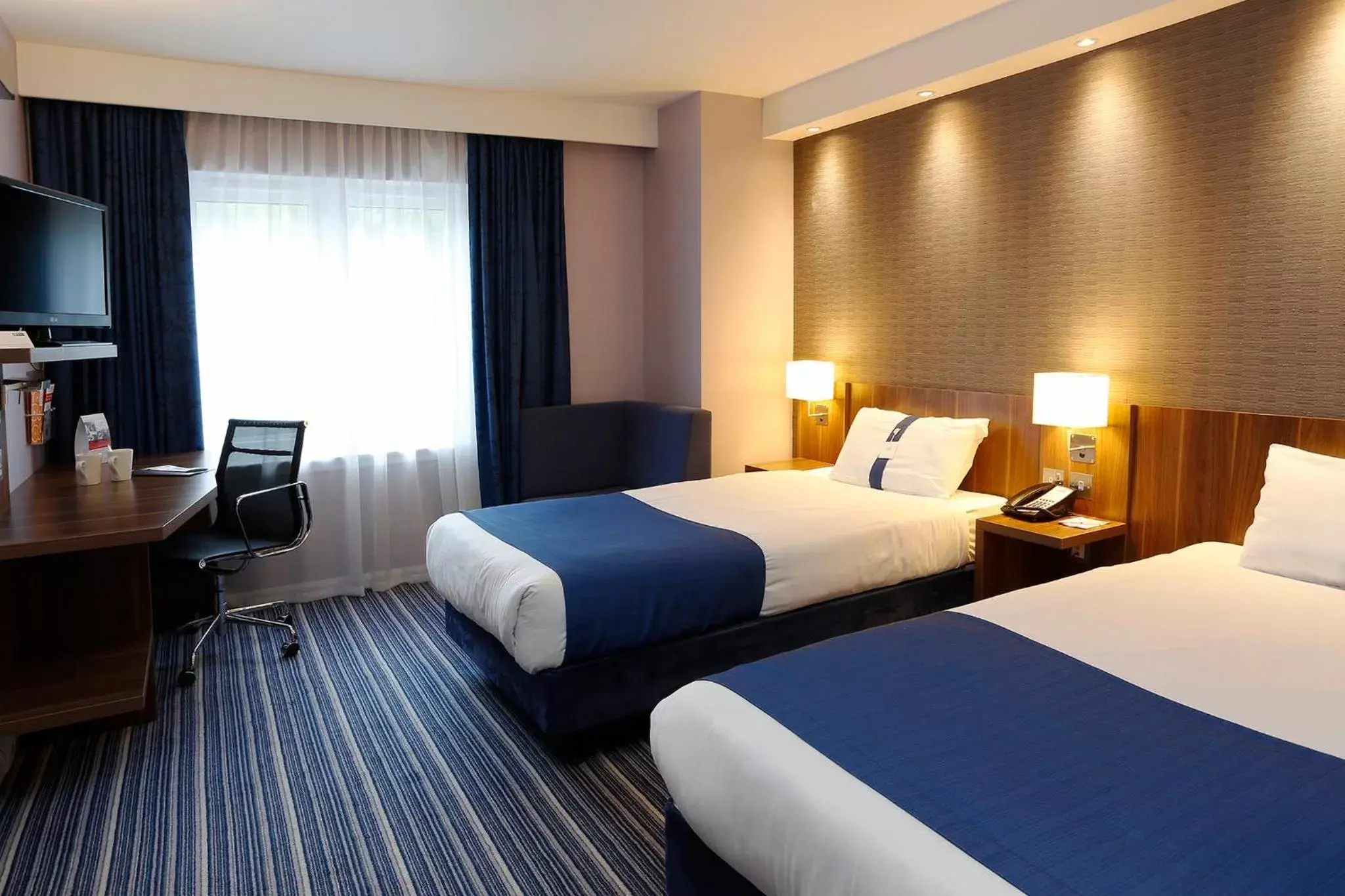 Photo of the whole room, Bed in Holiday Inn Express Windsor, an IHG Hotel