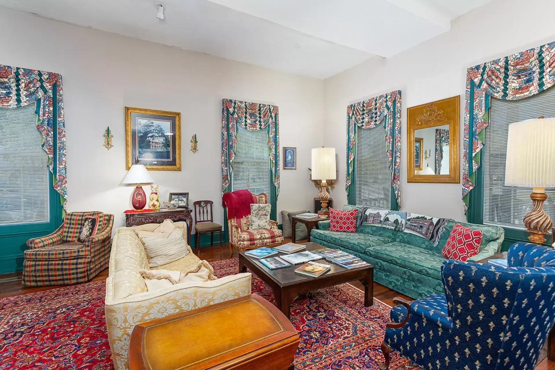 Living room, Seating Area in Spencer House Inn