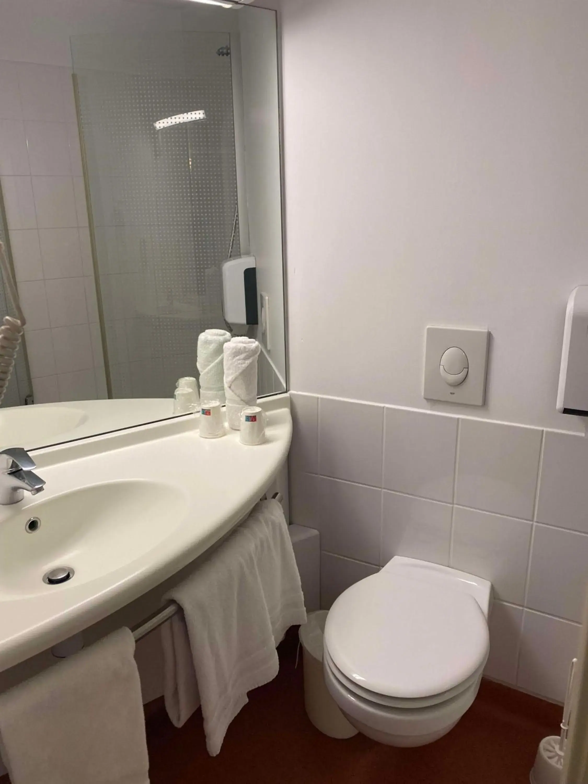 Bathroom in Brit Hotel Confort Montauban