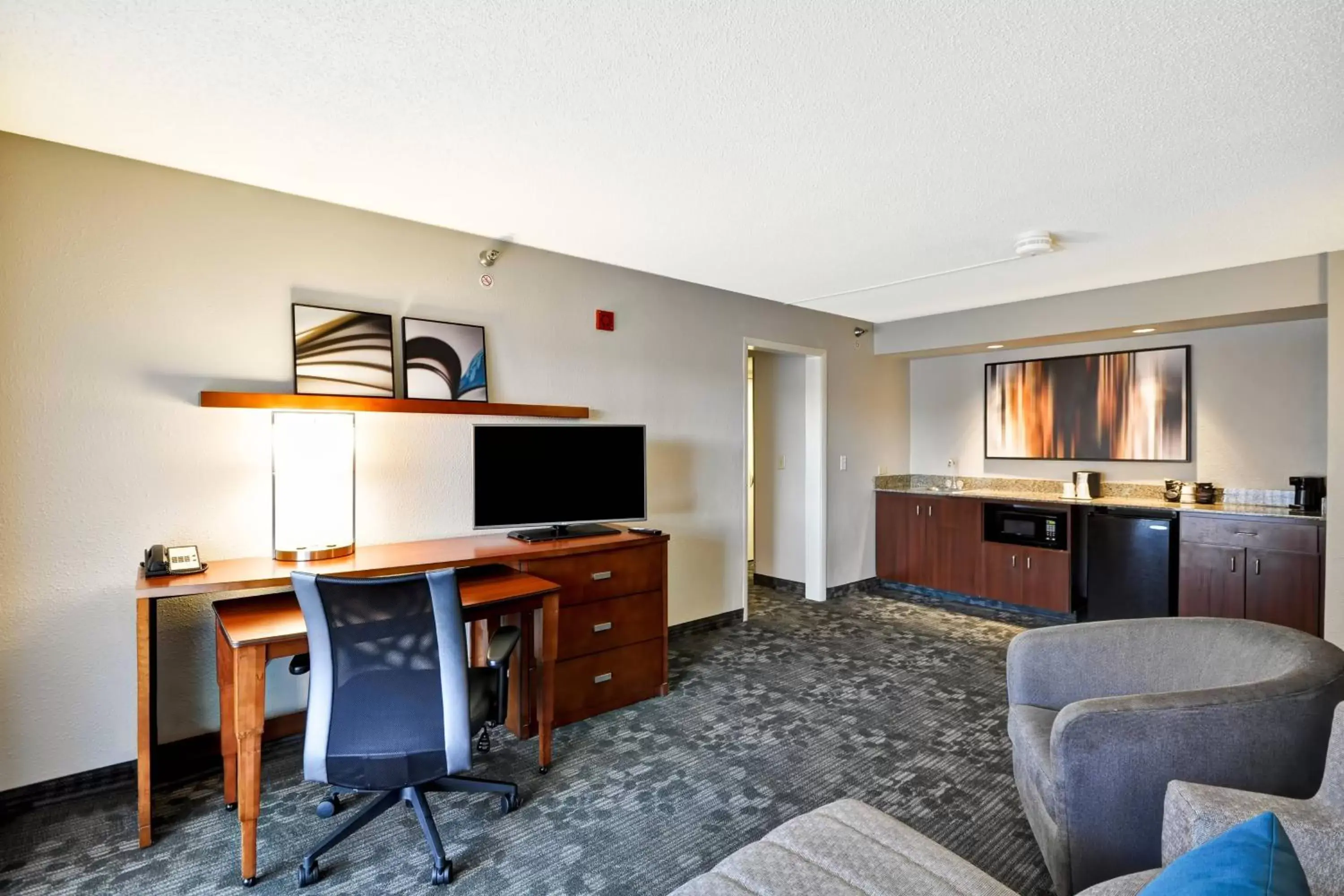 Living room, TV/Entertainment Center in Courtyard by Marriott Jacksonville Airport/ Northeast