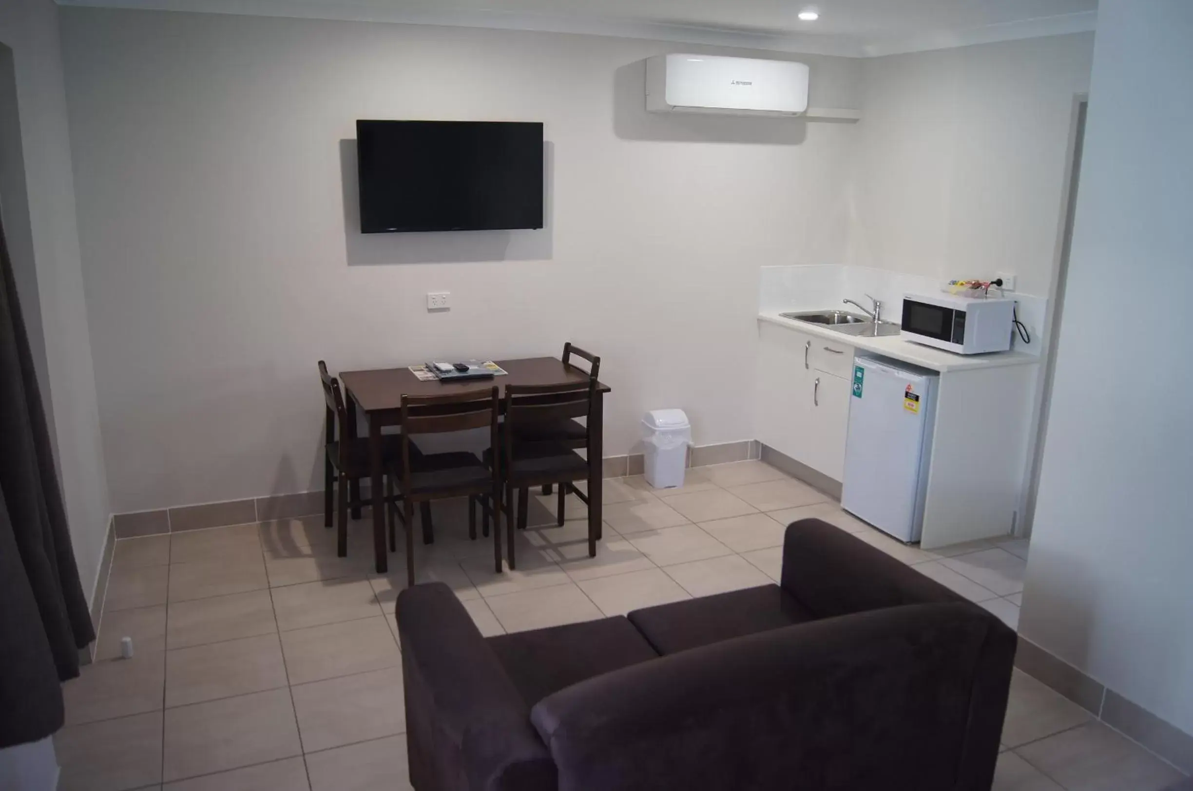 Kitchen or kitchenette, TV/Entertainment Center in Beachside Motor Inn