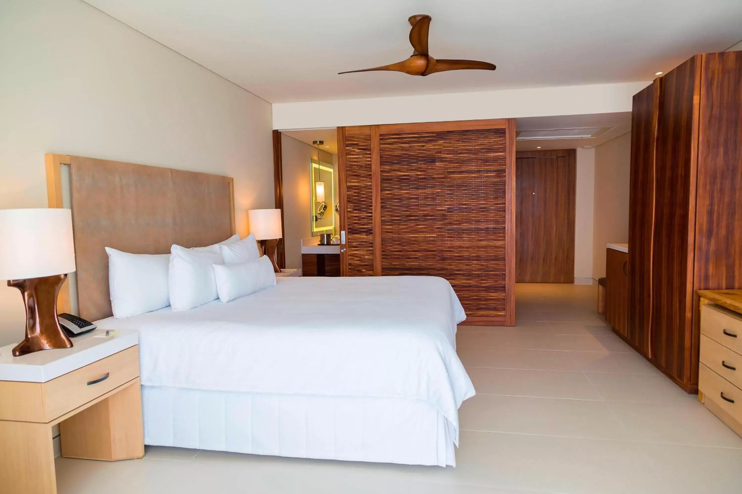 Photo of the whole room, Bed in The Westin Cozumel