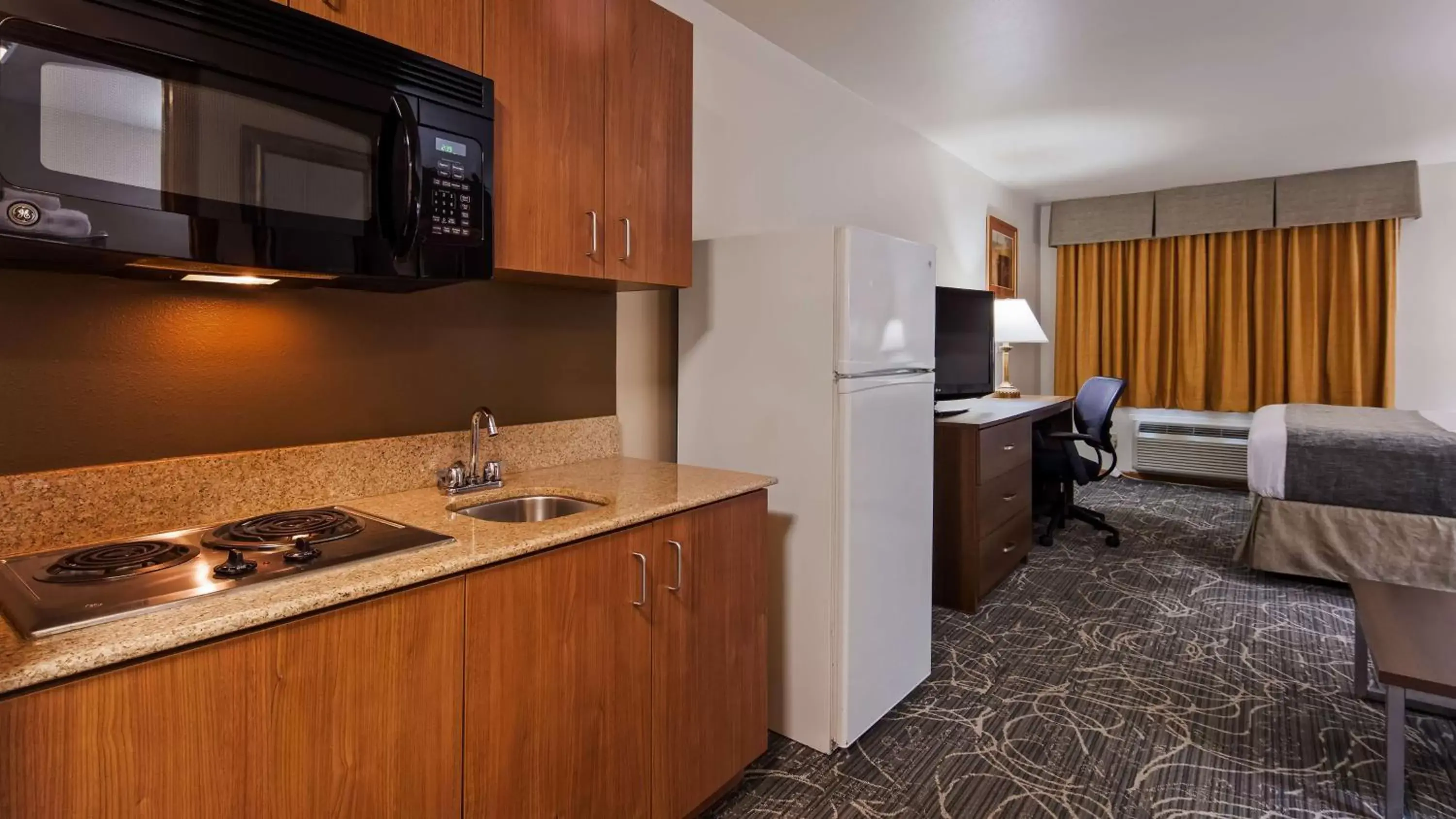 Kitchen or kitchenette, Kitchen/Kitchenette in Best Western West Towne Suites