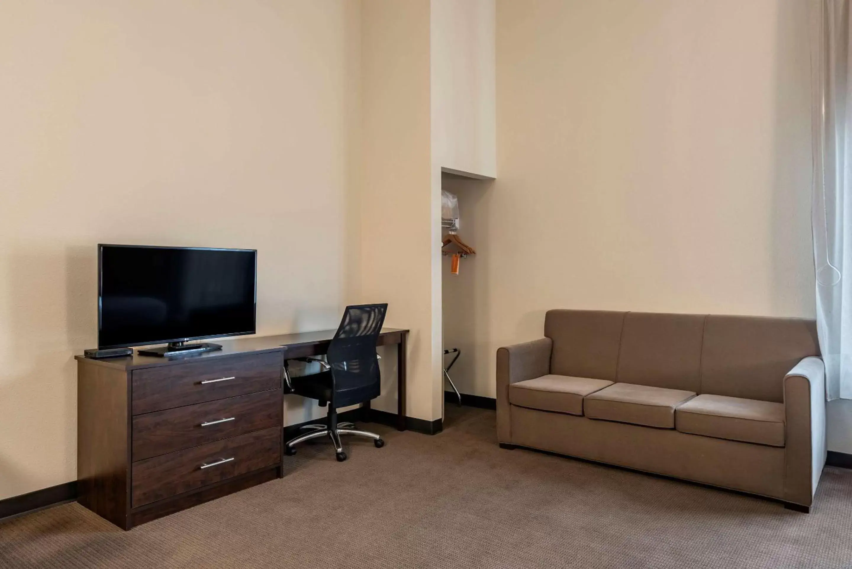 Efficiency Suite with Two Queen Beds and Roll-in Shower - Accessible/Non-Smoking in MainStay Suites Moab near Arches National Park Efficiency Suite with Two Queen Beds and Roll-in Shower - Accessible/Non-Smoking in MainStay Suites Moab near Arches National Park