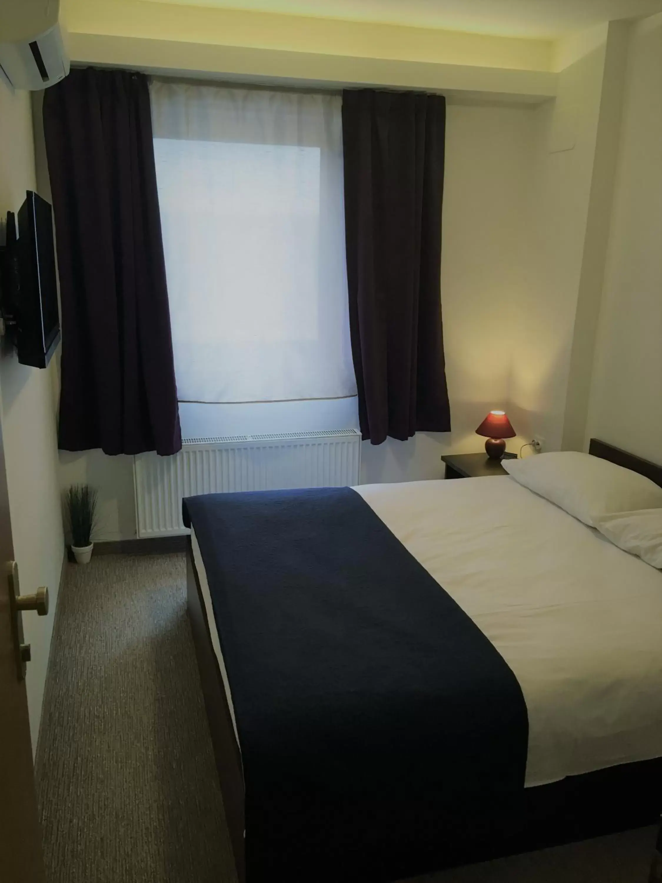 Photo of the whole room, Bed in Hotel London Rooms Zagreb Airport