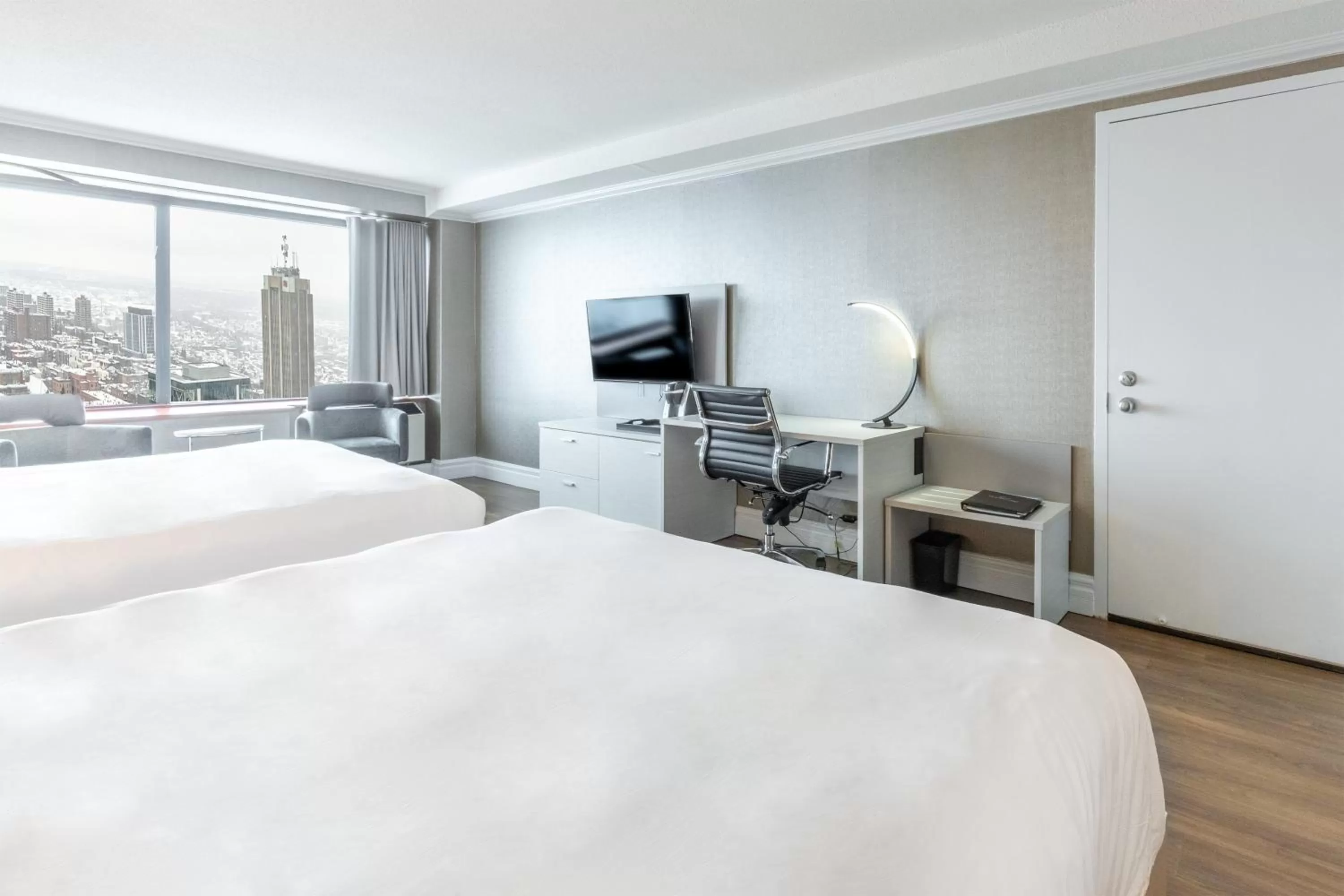 Bedroom, Bed in Hôtel Le Concorde Québec