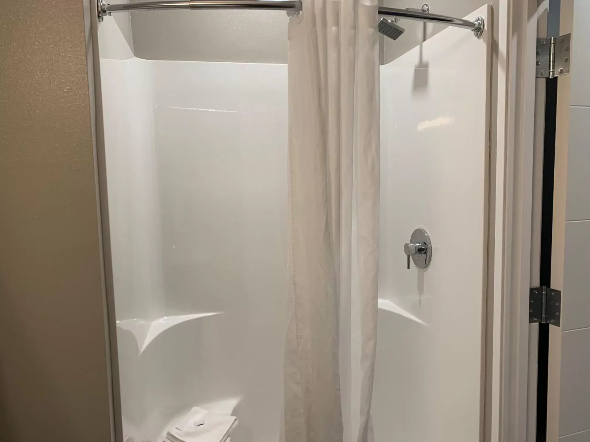 Shower, Bathroom in Motel 6 North Platte - East