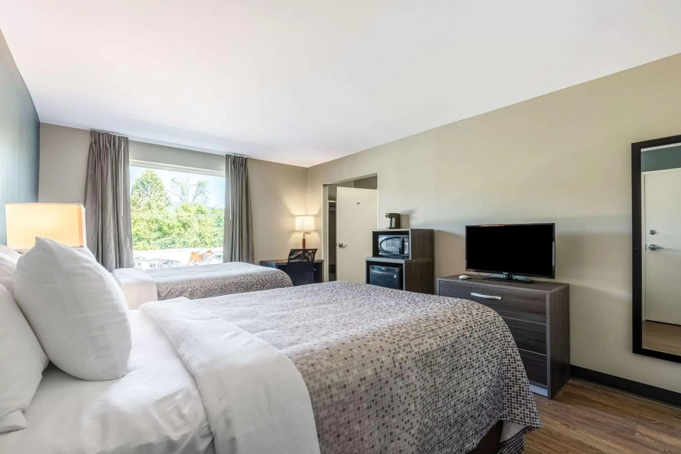 Photo of the whole room, Bed in Econo Lodge Photo of the whole room, Bed in Econo Lodge