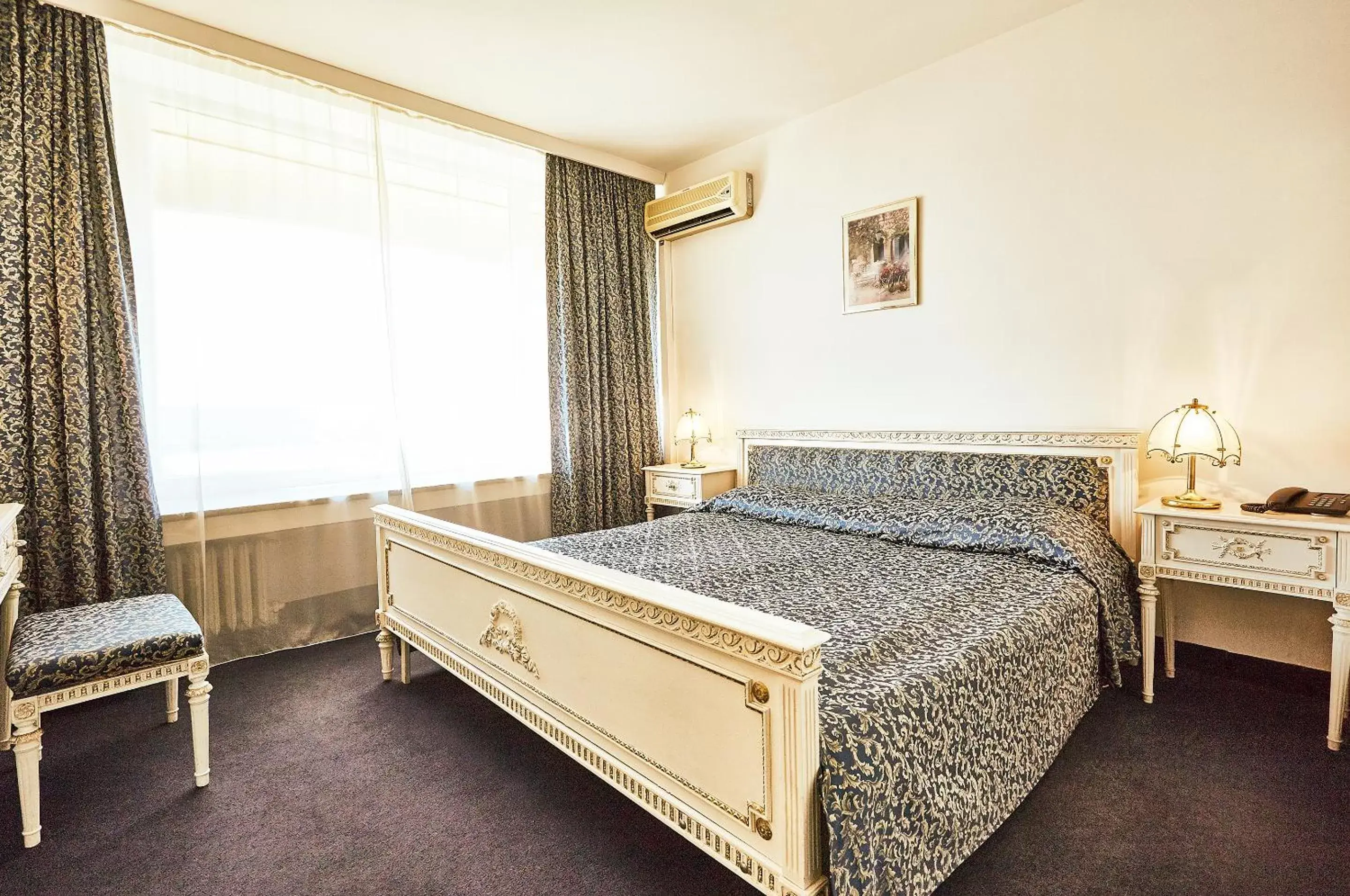 Photo of the whole room, Bed in Continental Drobeta Turnu Severin