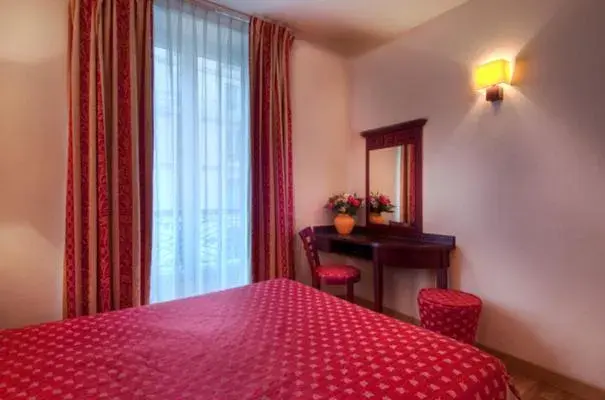 Photo of the whole room, Bed in Hôtel De Paris Opera Photo of the whole room, Bed in Hôtel De Paris Opera