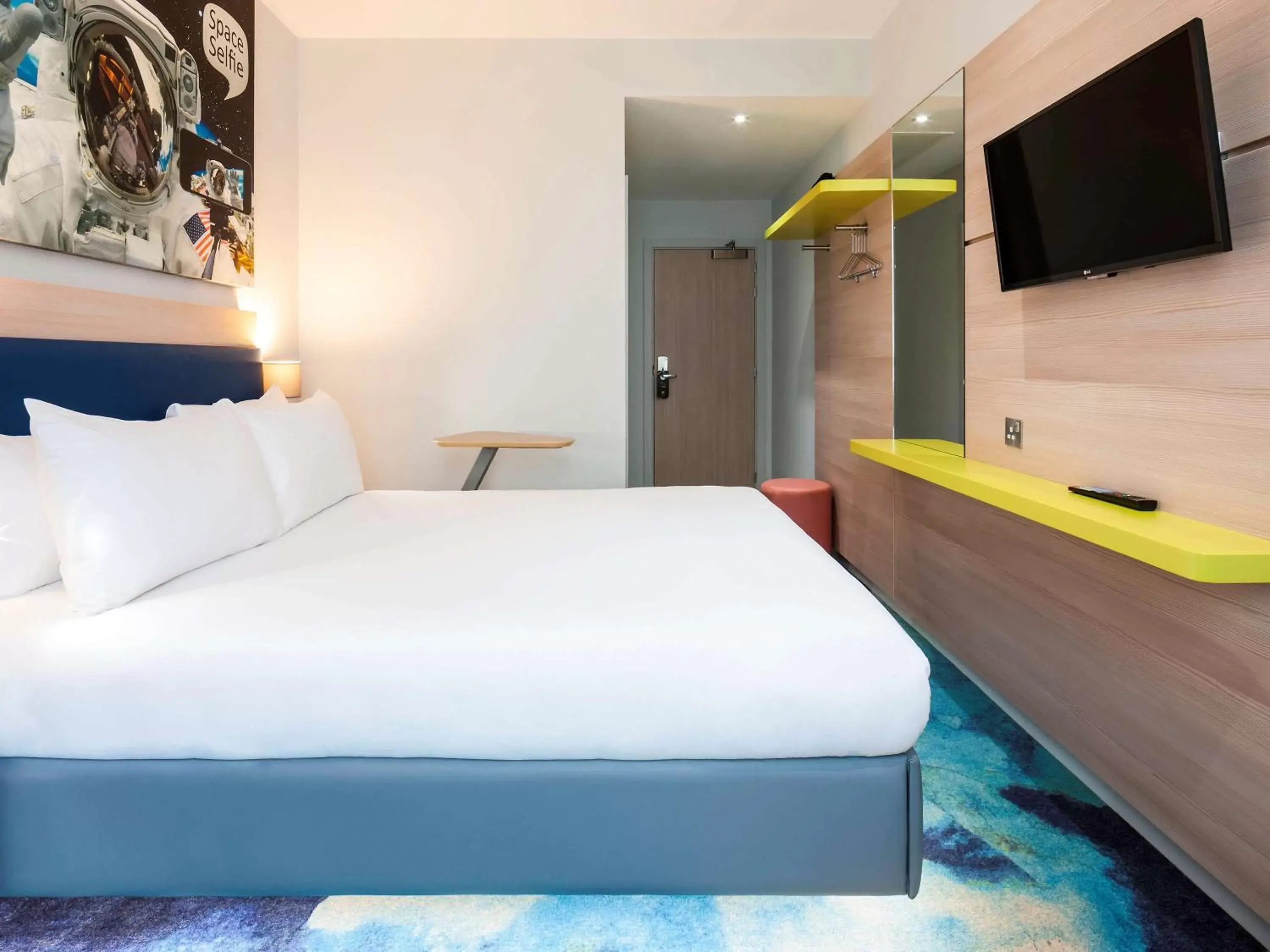 Photo of the whole room, Bed in ibis Styles London Heathrow Airport