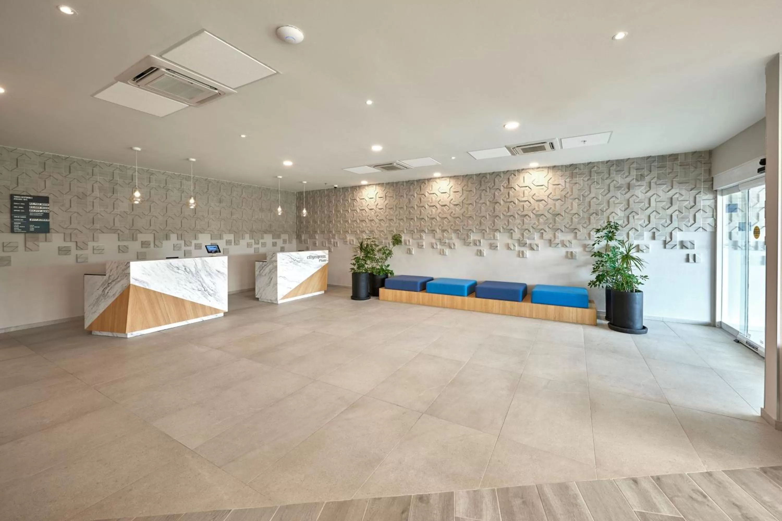 Lobby or reception in City Express Plus by Marriott Cancun Aeropuerto Riviera