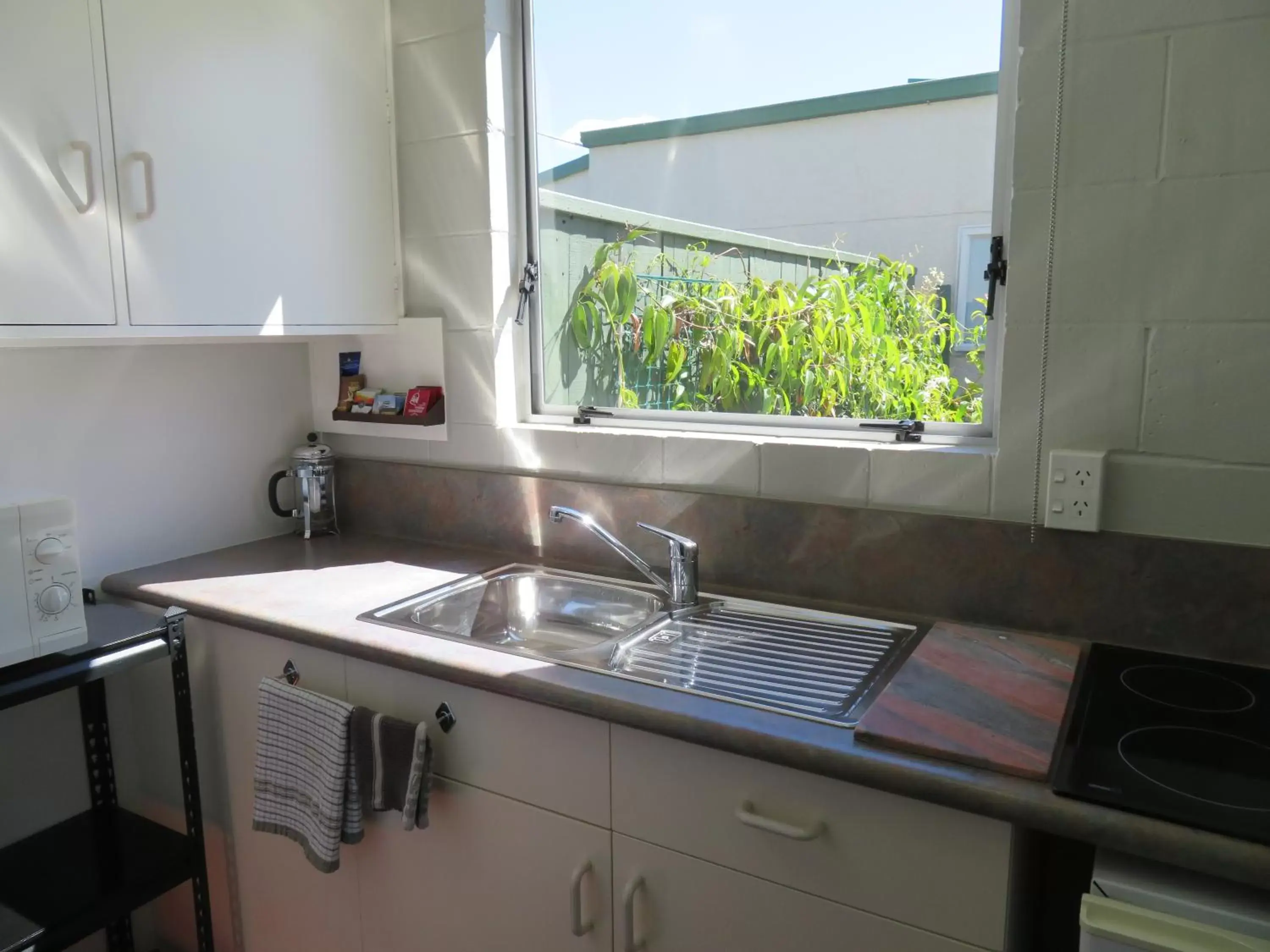 Kitchen/Kitchenette in Commodore Court Motel