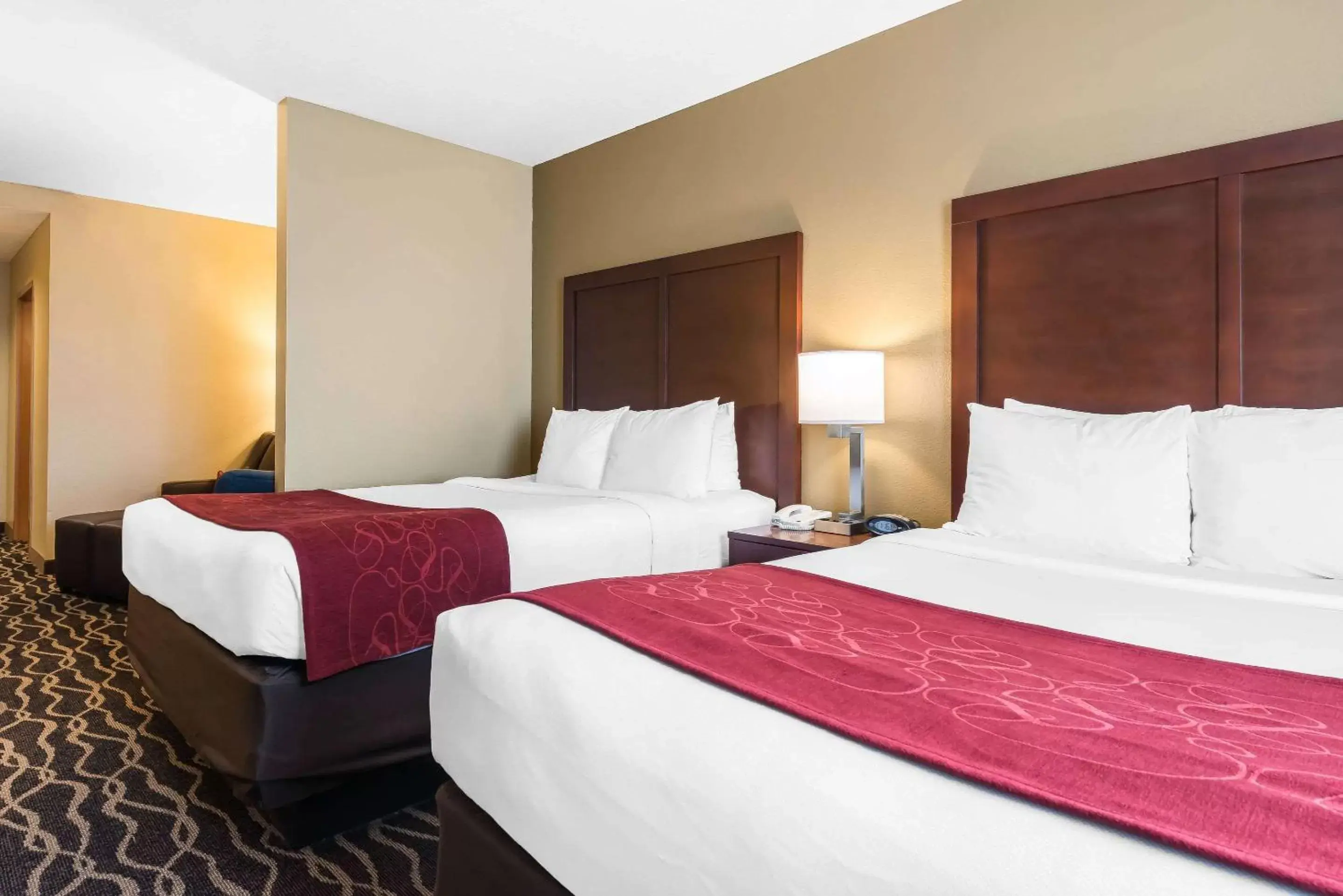 Photo of the whole room, Bed in Comfort Suites Tampa Airport North