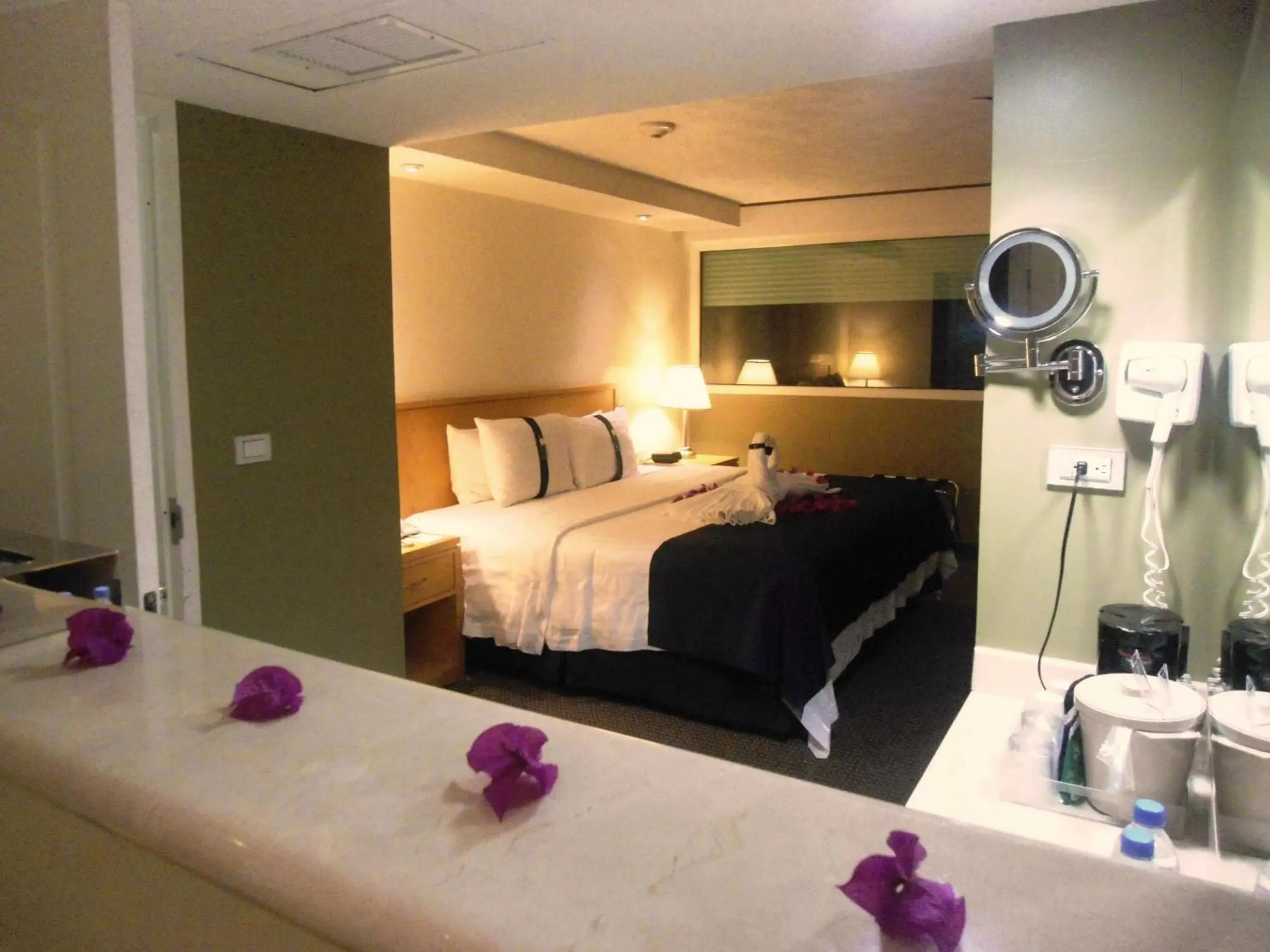 Photo of the whole room, Bed in Holiday Inn Cuernavaca, an IHG Hotel
