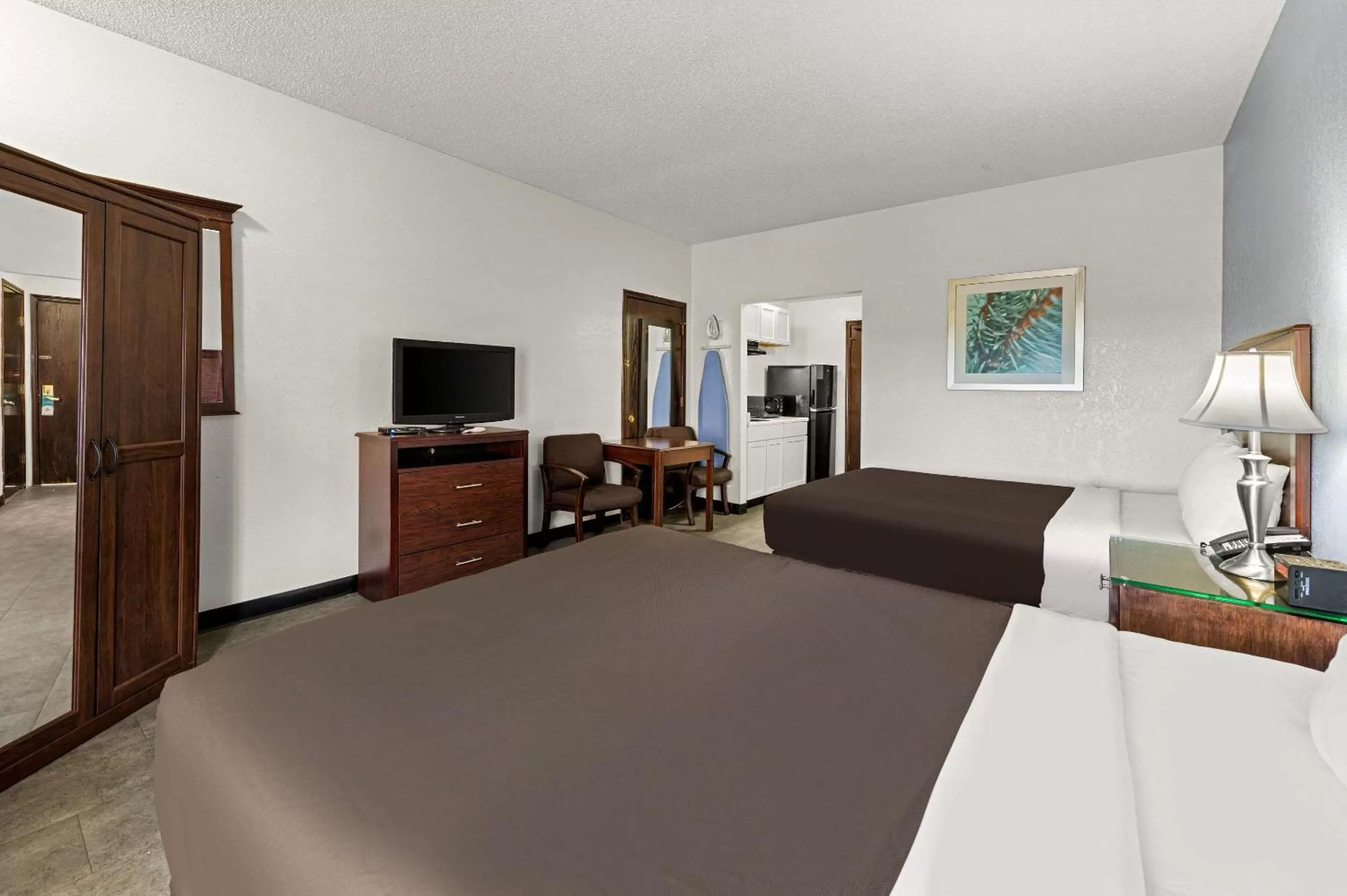 Bedroom, Bed in Suburban Studios Kansas City Airport North
