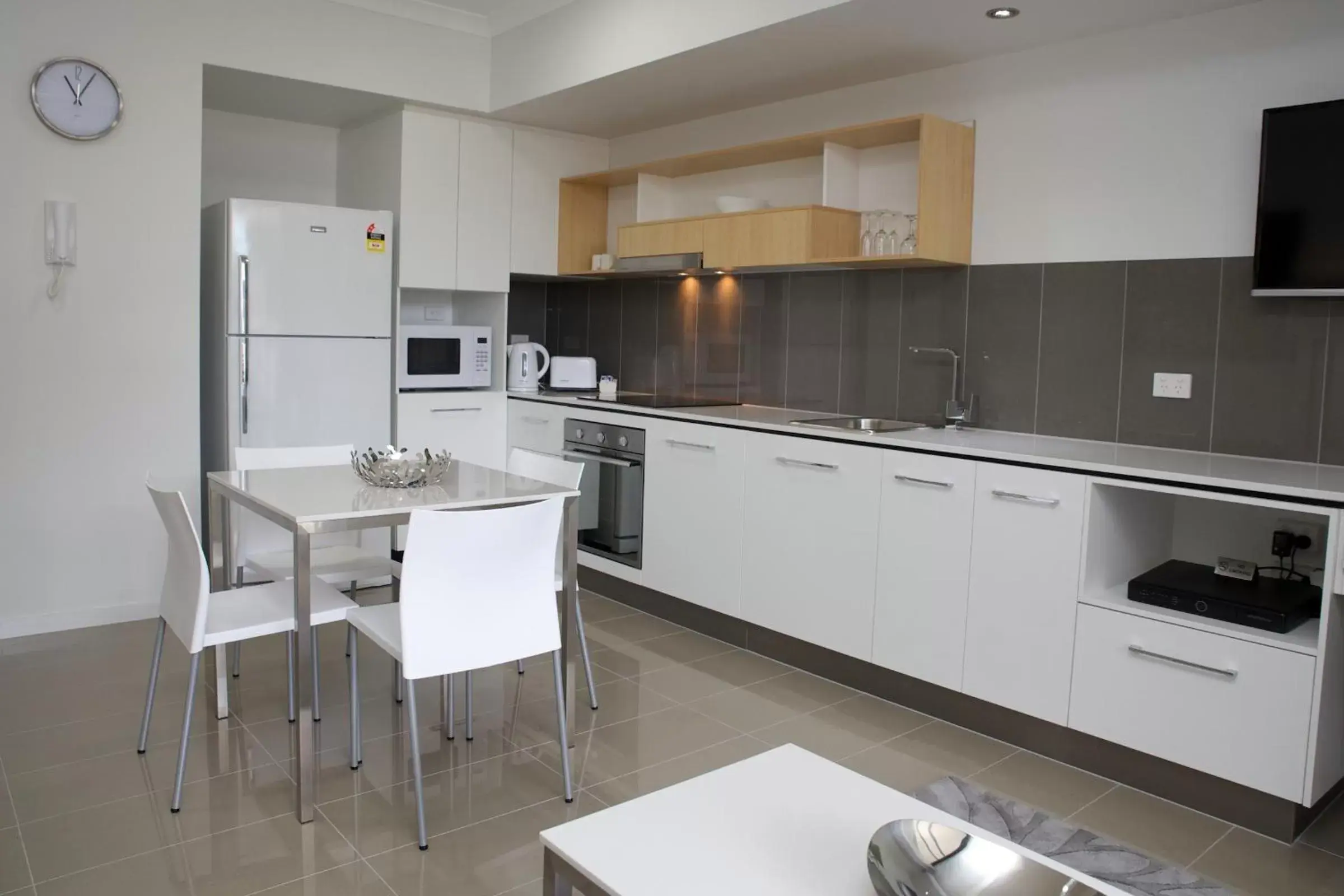 Dining area, Kitchen/Kitchenette in Atrio Apartments