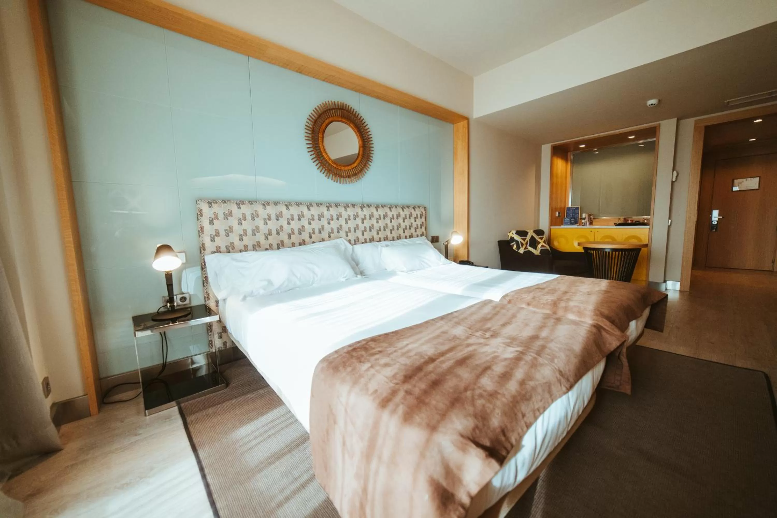 Photo of the whole room, Bed in Barceló León Conde Luna