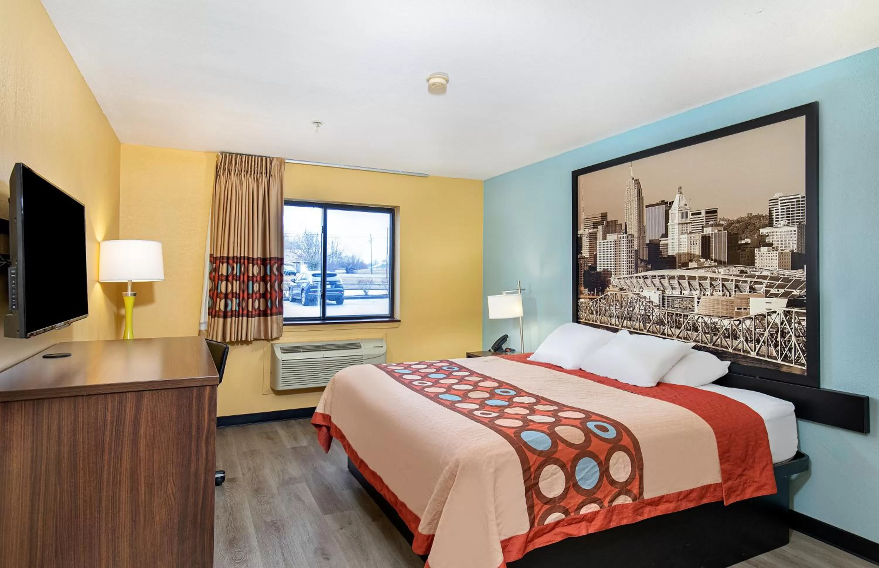 Photo of the whole room, Bed in Super 8 by Wyndham Eddyville/Kuttawa