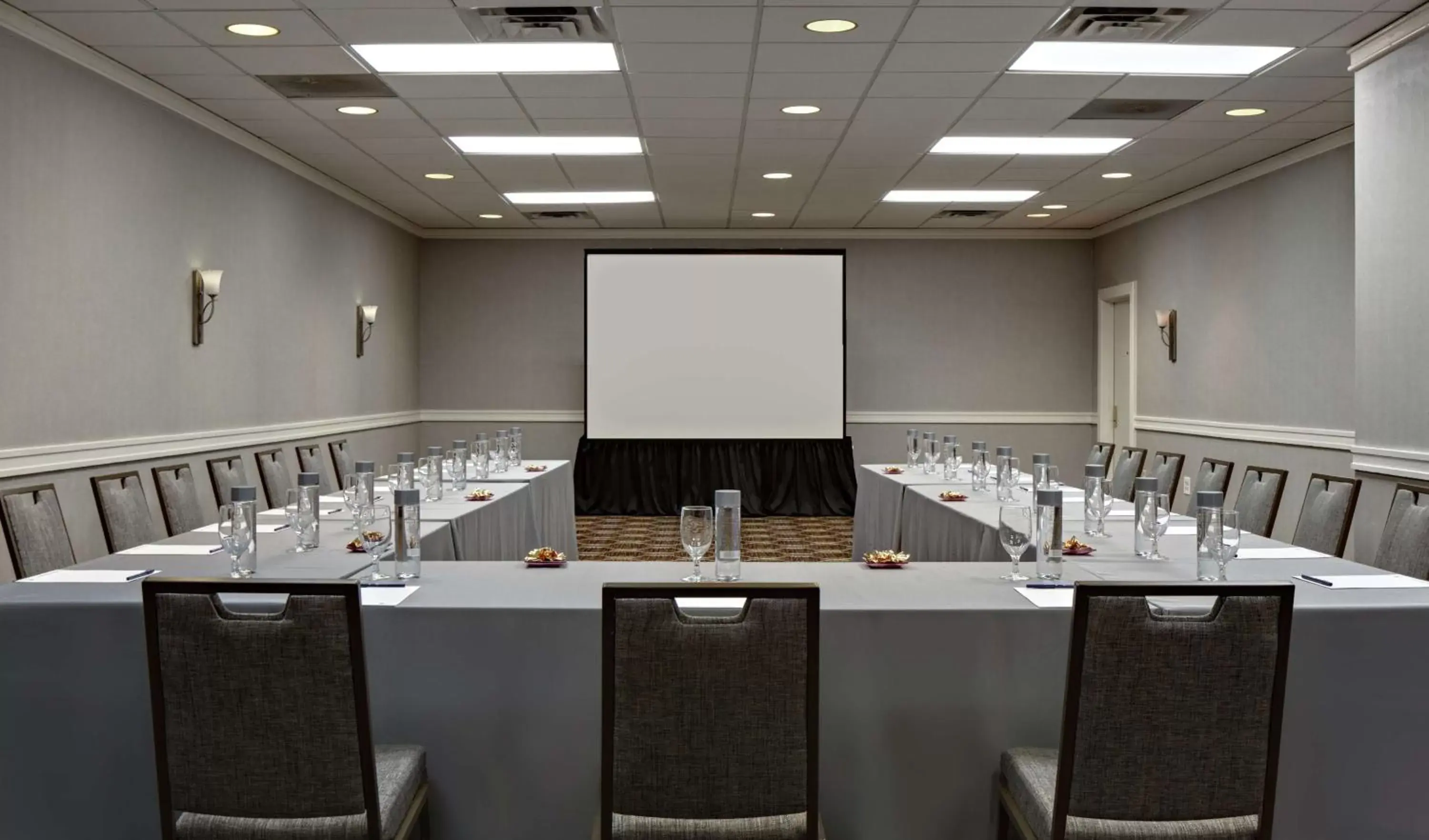 Meeting/conference room in DoubleTree by Hilton Fairfield Hotel & Suites