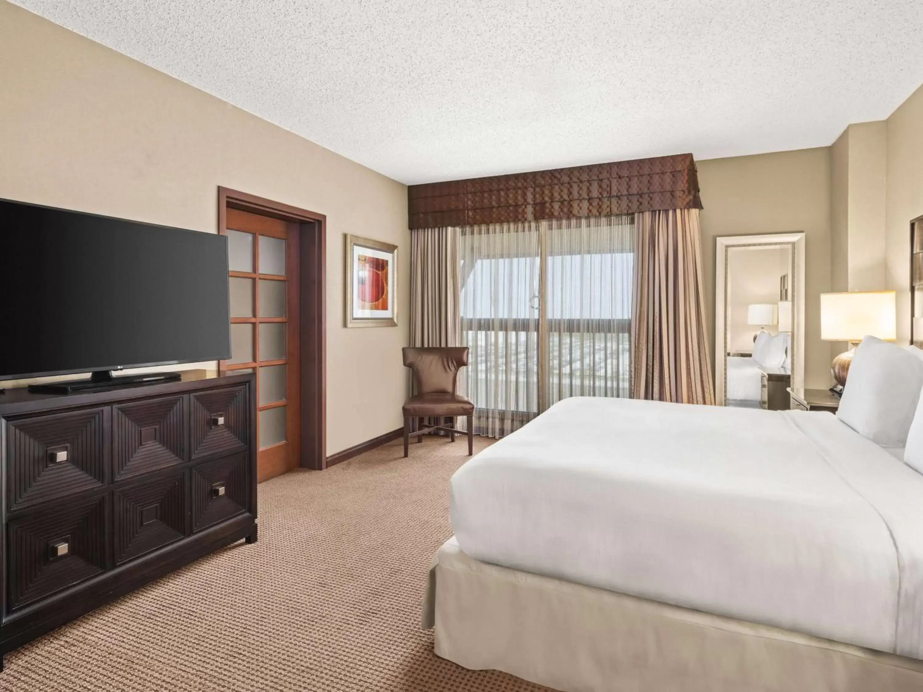 Bed, TV/Entertainment Center in Embassy Suites by Hilton San Marcos Hotel Conference Center