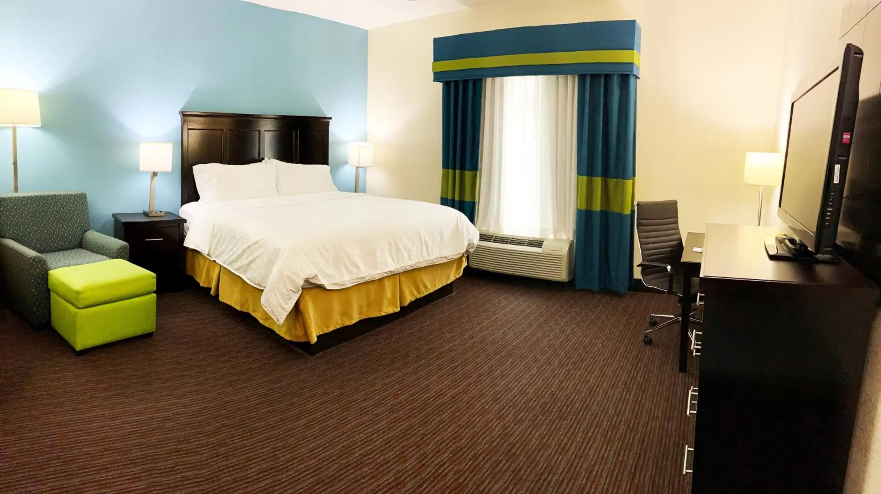 Photo of the whole room, Bed in Holiday Inn Express Hotel & Suites Gainesville, an IHG Hotel