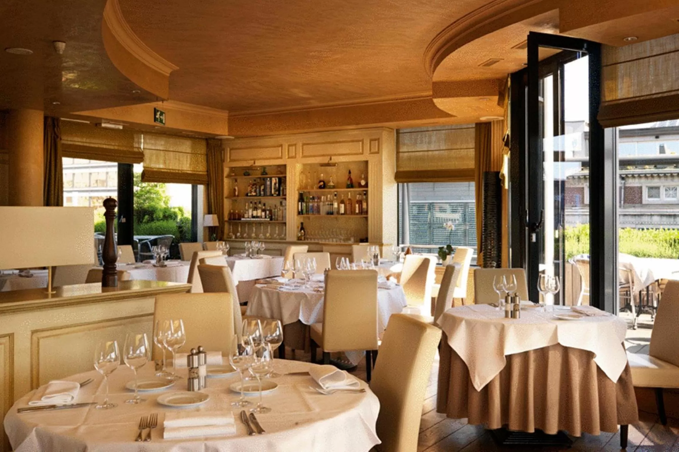 Restaurant/places to eat in Hyllit Hotel