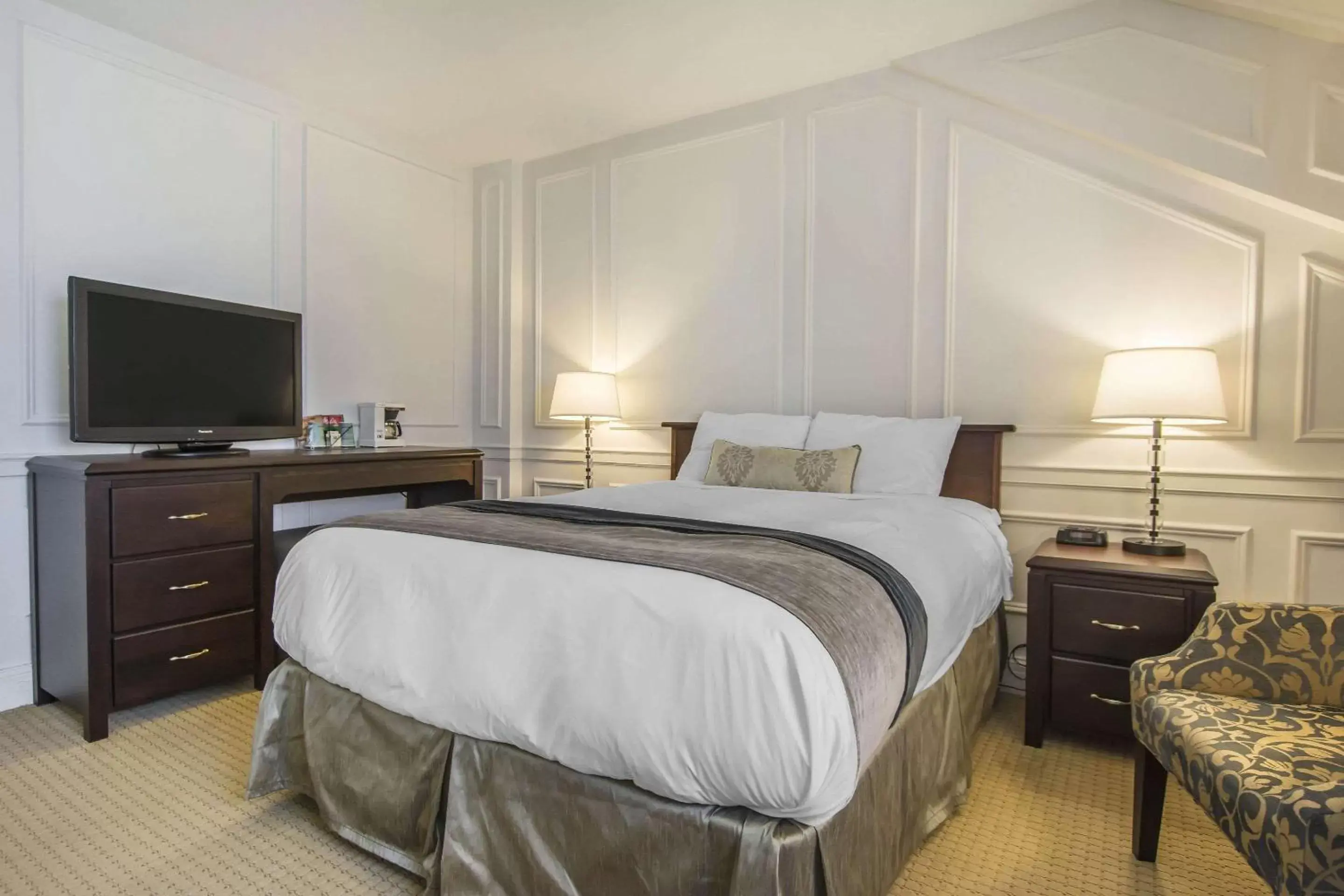 Photo of the whole room, Bed in Digby Pines Golf Resort and Spa Photo of the whole room, Bed in Digby Pines Golf Resort and Spa