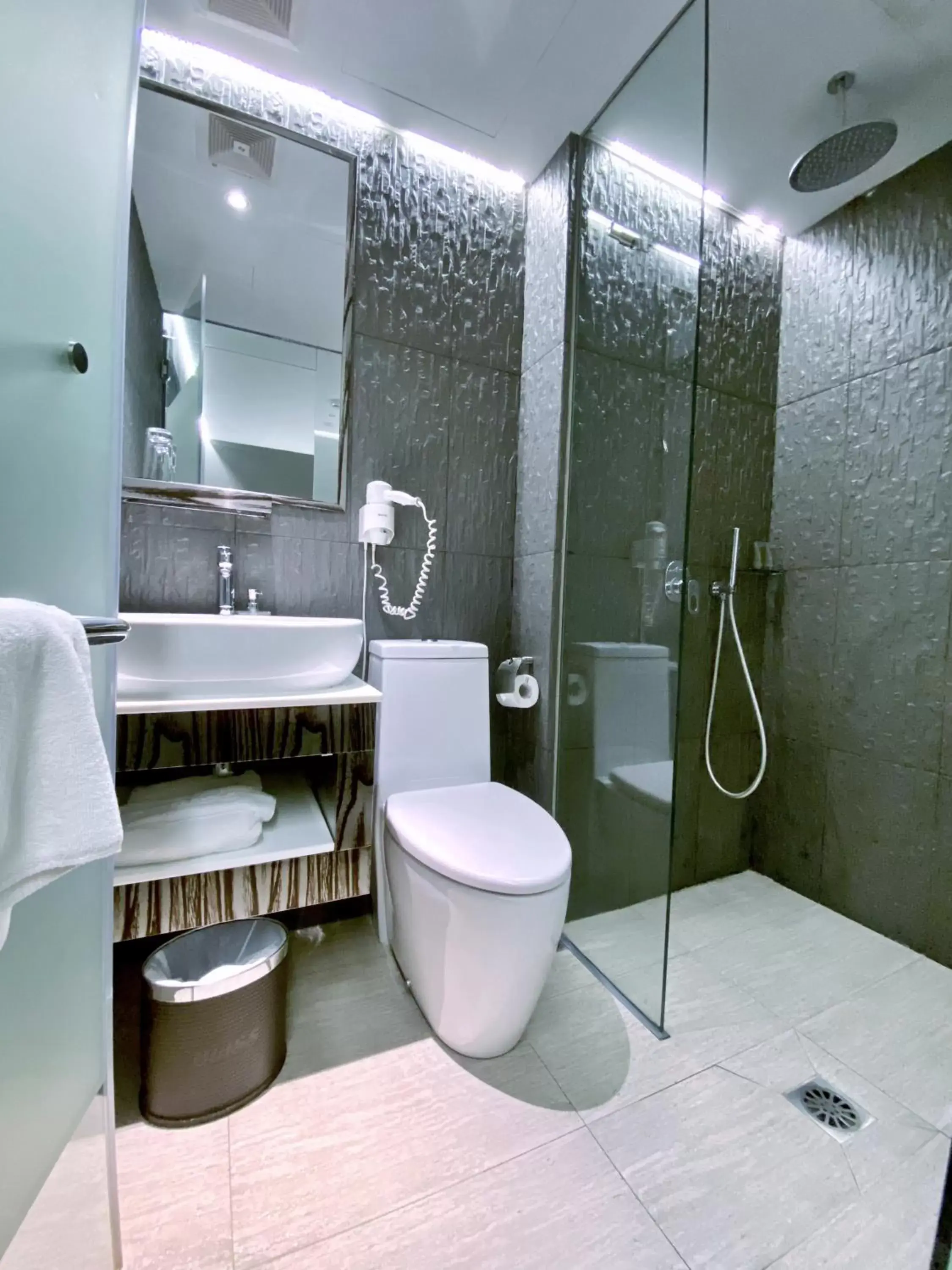 Bathroom in Bliss Hotel Singapore
